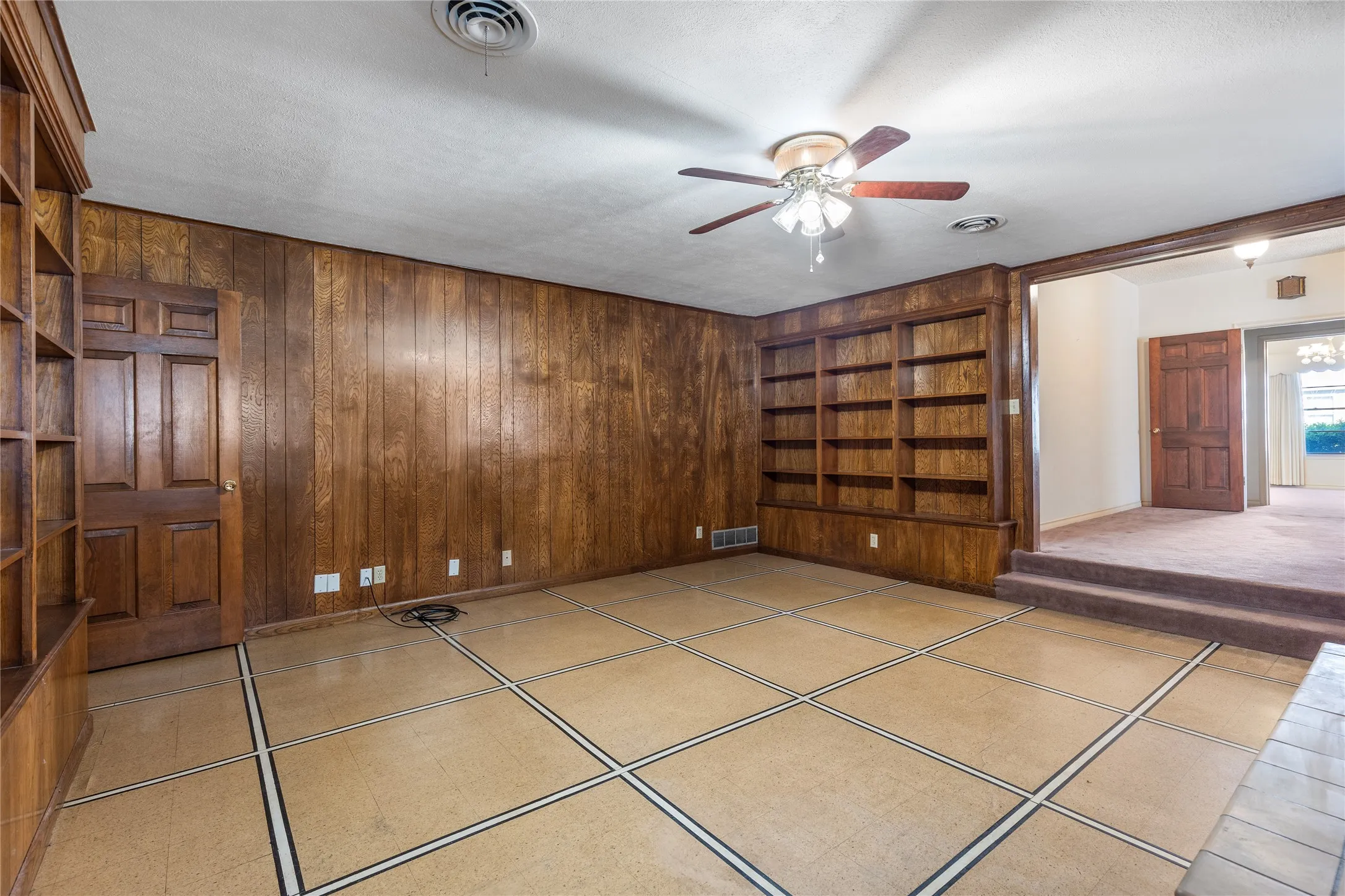 Single Family Residence For Sale in Grayson County , 220 N Holly, Sherman, Texas 75092, 5 Bedroom, 3 Bathroom, 3 Garage spaces, 3,750 Sqft, built in 1925, mls#21388590, Real Estate Agent in Sherman, Homes For Sale in Grayson county, Homes For Sale in Sherman, Realtor in Sherman Texas, Real Estate Brokerage Independent Realty Texas, Luminita Cordes Realtor
