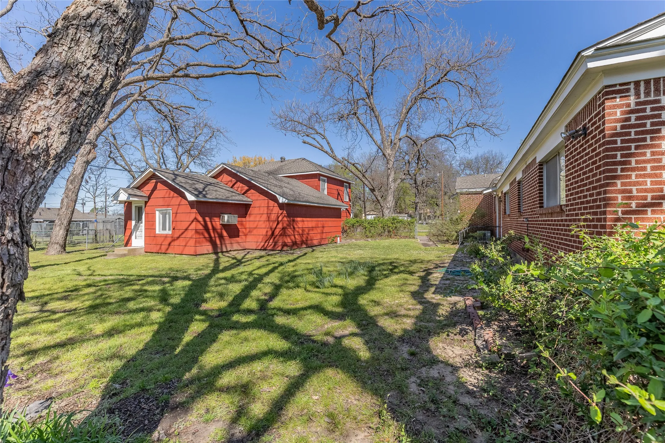 Single Family Residence For Sale in Grayson County , 220 N Holly, Sherman, Texas 75092, 5 Bedroom, 3 Bathroom, 3 Garage spaces, 3,750 Sqft, built in 1925, mls#21388590, Real Estate Agent in Sherman, Homes For Sale in Grayson county, Homes For Sale in Sherman, Realtor in Sherman Texas, Real Estate Brokerage Independent Realty Texas, Luminita Cordes Realtor