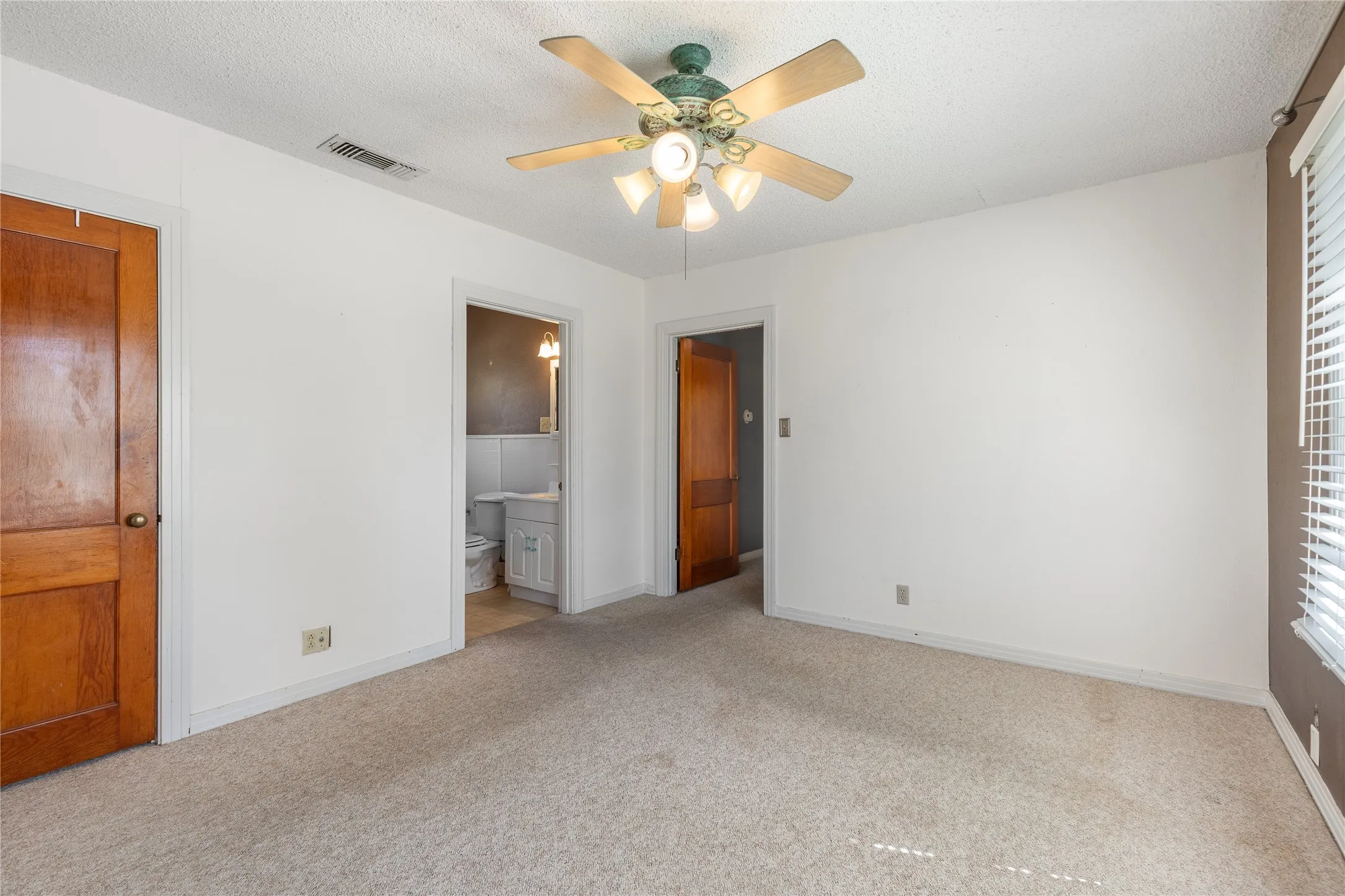 Single Family Residence For Sale in Grayson County , 220 N Holly, Sherman, Texas 75092, 5 Bedroom, 3 Bathroom, 3 Garage spaces, 3,750 Sqft, built in 1925, mls#21388590, Real Estate Agent in Sherman, Homes For Sale in Grayson county, Homes For Sale in Sherman, Realtor in Sherman Texas, Real Estate Brokerage Independent Realty Texas, Luminita Cordes Realtor