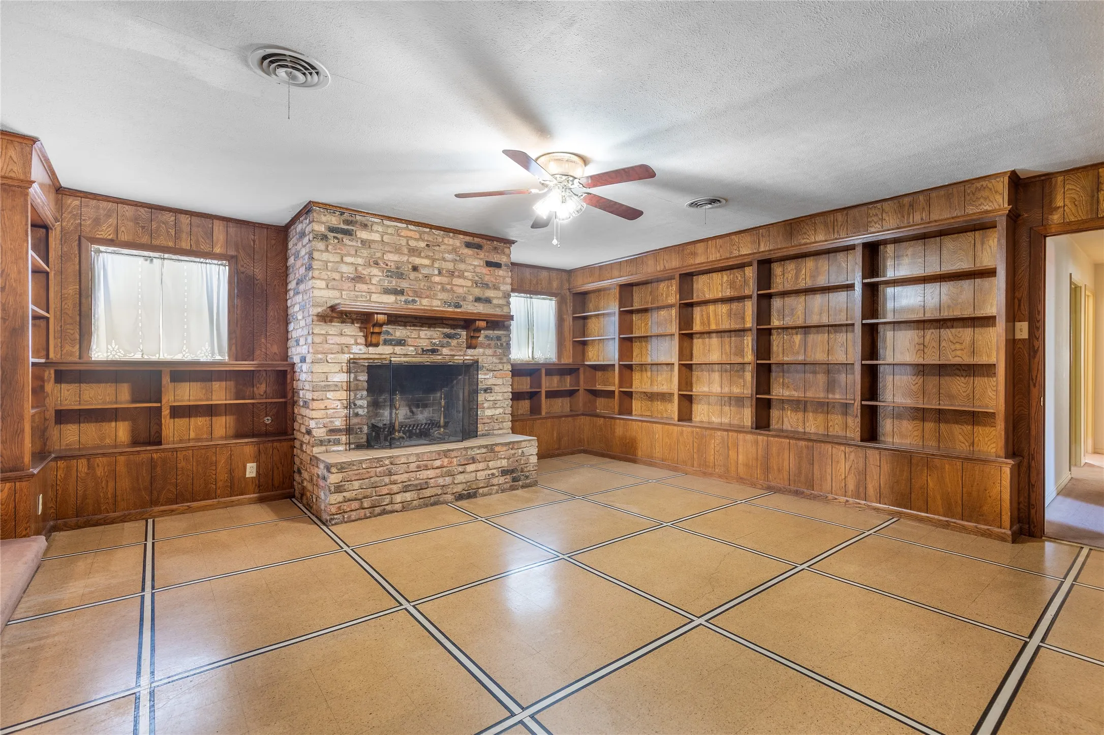 Single Family Residence For Sale in Grayson County , 220 N Holly, Sherman, Texas 75092, 5 Bedroom, 3 Bathroom, 3 Garage spaces, 3,750 Sqft, built in 1925, mls#21388590, Real Estate Agent in Sherman, Homes For Sale in Grayson county, Homes For Sale in Sherman, Realtor in Sherman Texas, Real Estate Brokerage Independent Realty Texas, Luminita Cordes Realtor
