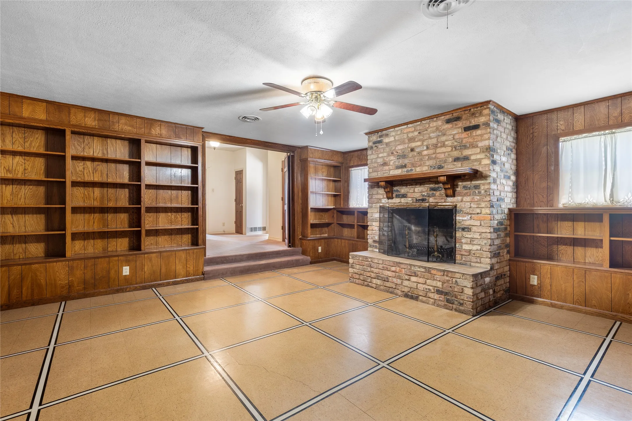 Single Family Residence For Sale in Grayson County , 220 N Holly, Sherman, Texas 75092, 5 Bedroom, 3 Bathroom, 3 Garage spaces, 3,750 Sqft, built in 1925, mls#21388590, Real Estate Agent in Sherman, Homes For Sale in Grayson county, Homes For Sale in Sherman, Realtor in Sherman Texas, Real Estate Brokerage Independent Realty Texas, Luminita Cordes Realtor