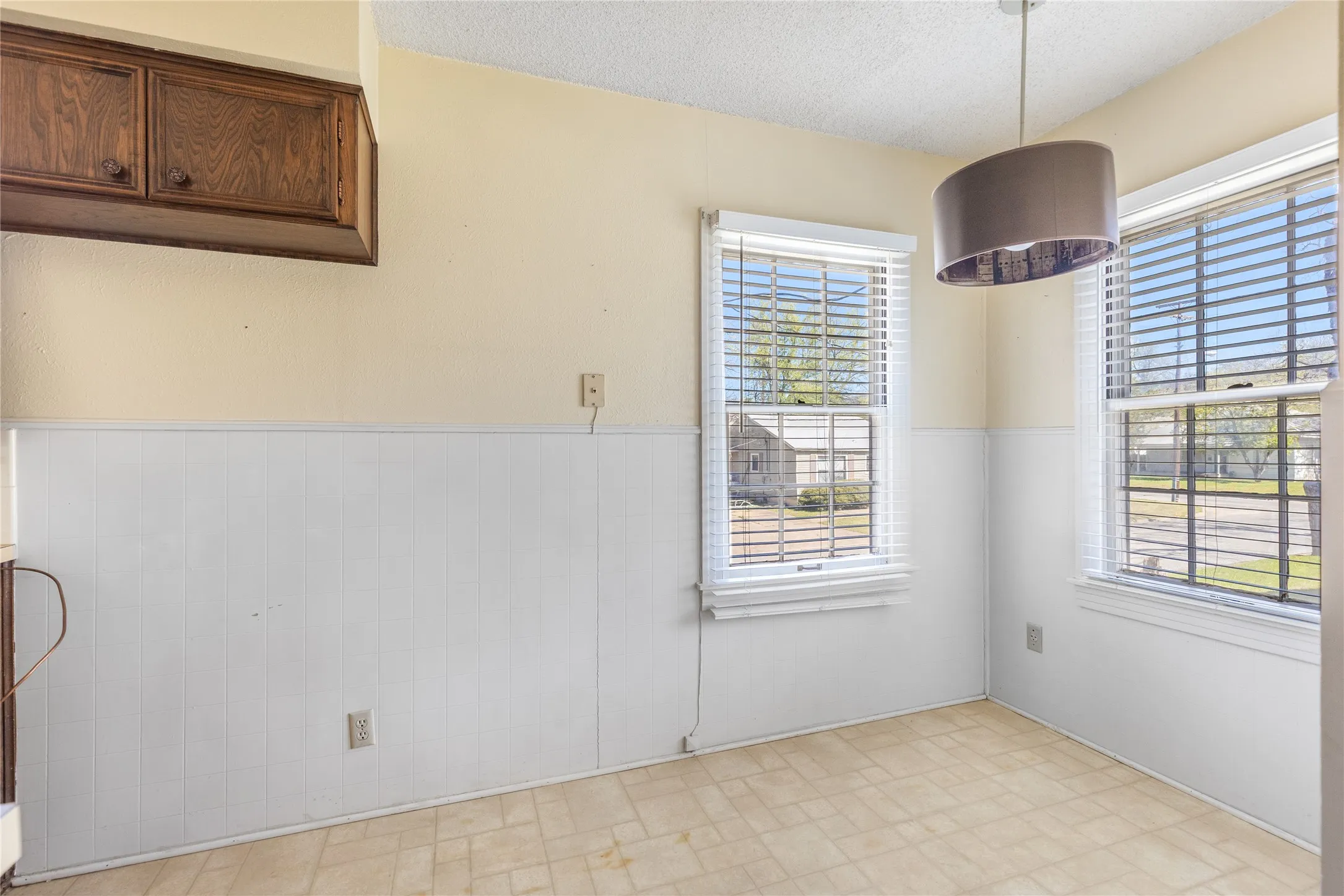 Single Family Residence For Sale in Grayson County , 220 N Holly, Sherman, Texas 75092, 5 Bedroom, 3 Bathroom, 3 Garage spaces, 3,750 Sqft, built in 1925, mls#21388590, Real Estate Agent in Sherman, Homes For Sale in Grayson county, Homes For Sale in Sherman, Realtor in Sherman Texas, Real Estate Brokerage Independent Realty Texas, Luminita Cordes Realtor