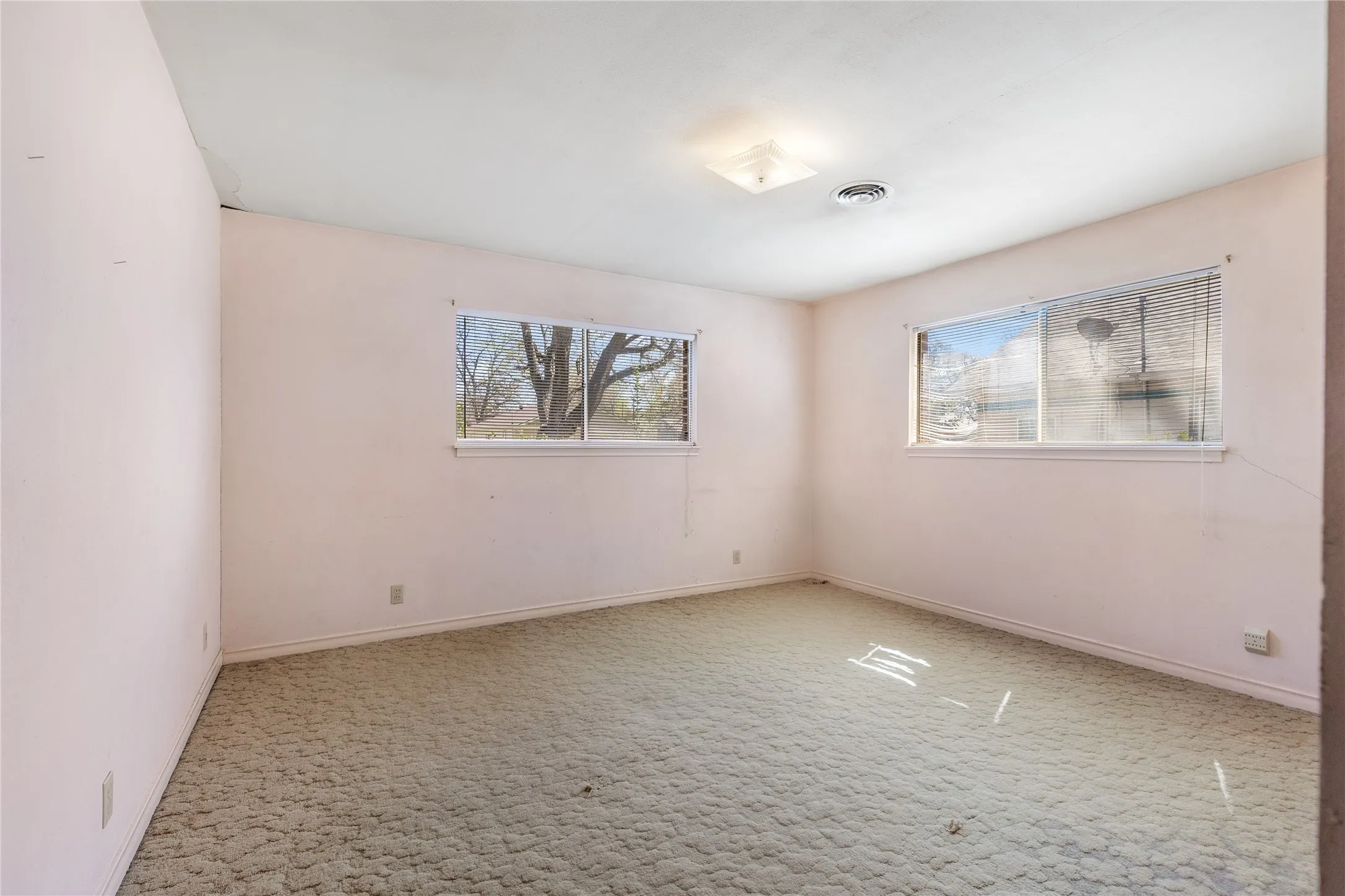 Single Family Residence For Sale in Grayson County , 220 N Holly, Sherman, Texas 75092, 5 Bedroom, 3 Bathroom, 3 Garage spaces, 3,750 Sqft, built in 1925, mls#21388590, Real Estate Agent in Sherman, Homes For Sale in Grayson county, Homes For Sale in Sherman, Realtor in Sherman Texas, Real Estate Brokerage Independent Realty Texas, Luminita Cordes Realtor