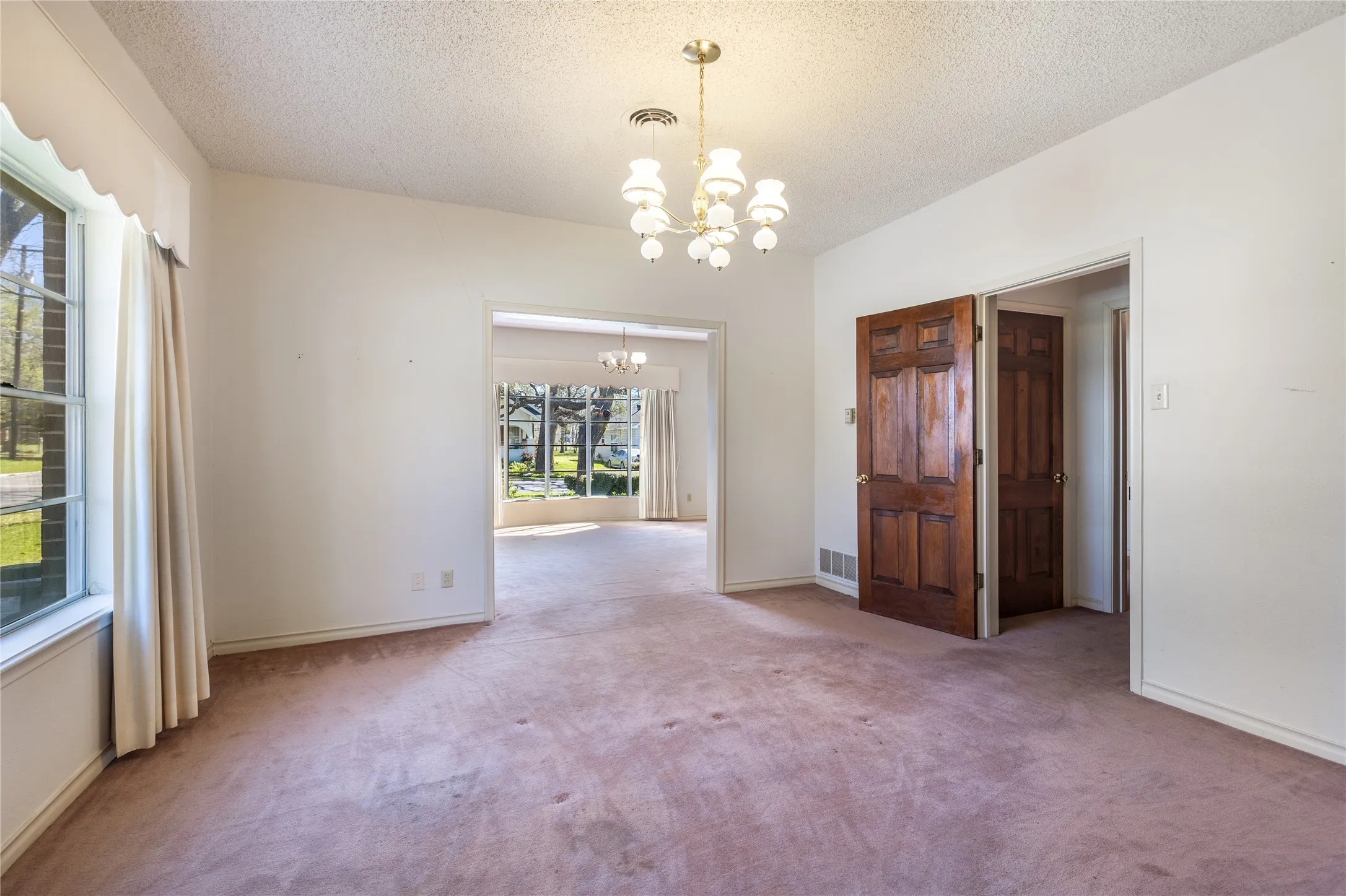 Single Family Residence For Sale in Grayson County , 220 N Holly, Sherman, Texas 75092, 5 Bedroom, 3 Bathroom, 3 Garage spaces, 3,750 Sqft, built in 1925, mls#21388590, Real Estate Agent in Sherman, Homes For Sale in Grayson county, Homes For Sale in Sherman, Realtor in Sherman Texas, Real Estate Brokerage Independent Realty Texas, Luminita Cordes Realtor