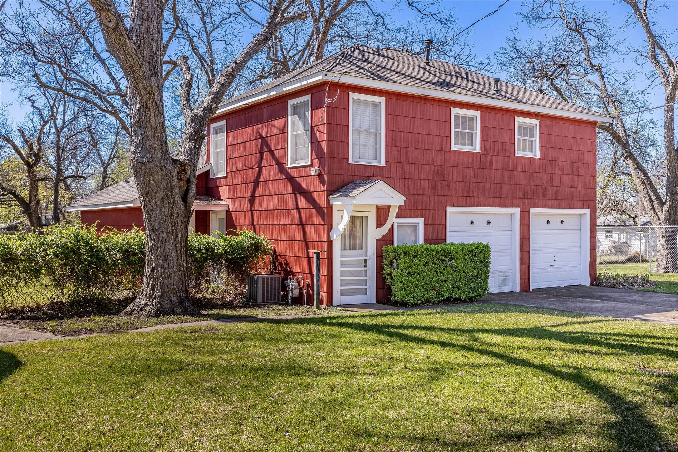 Single Family Residence For Sale in Grayson County , 220 N Holly, Sherman, Texas 75092, 5 Bedroom, 3 Bathroom, 3 Garage spaces, 3,750 Sqft, built in 1925, mls#21388590, Real Estate Agent in Sherman, Homes For Sale in Grayson county, Homes For Sale in Sherman, Realtor in Sherman Texas, Real Estate Brokerage Independent Realty Texas, Luminita Cordes Realtor