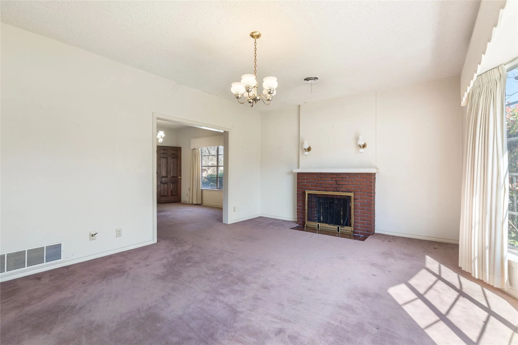 Single Family Residence For Sale in Grayson County , 220 N Holly, Sherman, Texas 75092, 5 Bedroom, 3 Bathroom, 3 Garage spaces, 3,750 Sqft, built in 1925, mls#21388590, Real Estate Agent in Sherman, Homes For Sale in Grayson county, Homes For Sale in Sherman, Realtor in Sherman Texas, Real Estate Brokerage Independent Realty Texas, Luminita Cordes Realtor
