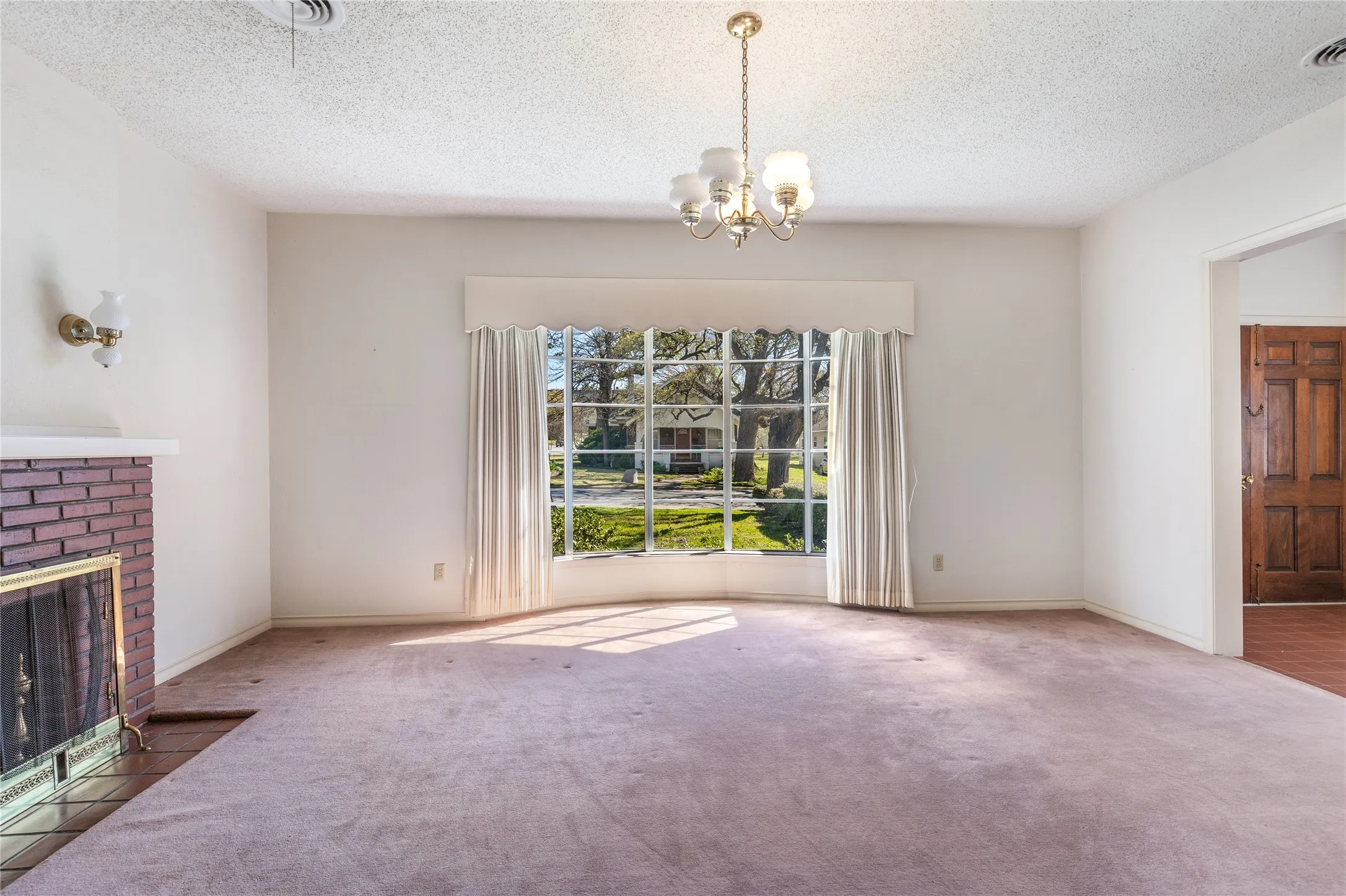Single Family Residence For Sale in Grayson County , 220 N Holly, Sherman, Texas 75092, 5 Bedroom, 3 Bathroom, 3 Garage spaces, 3,750 Sqft, built in 1925, mls#21388590, Real Estate Agent in Sherman, Homes For Sale in Grayson county, Homes For Sale in Sherman, Realtor in Sherman Texas, Real Estate Brokerage Independent Realty Texas, Luminita Cordes Realtor
