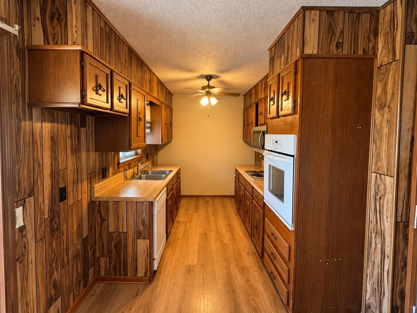 Single Family Residence For Sale in Lamar County , 225 Elizabeth Lane, Blossom, Texas 75416, 3 Bedroom, 2 Bathroom, Garage spaces, 1,077 Sqft, built in 1980, mls#21389080, Real Estate Agent in Blossom, Homes For Sale in Lamar county, Homes For Sale in Blossom, Realtor in Blossom Texas, Real Estate Brokerage Independent Realty Texas, Luminita Cordes Realtor