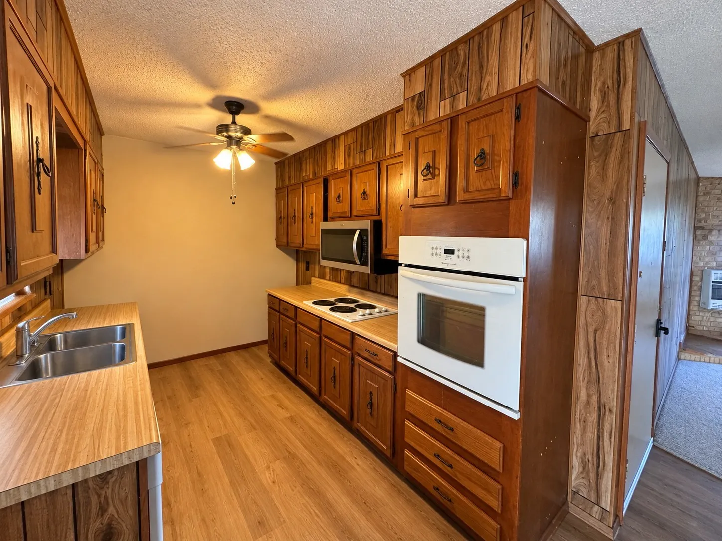 Single Family Residence For Sale in Lamar County , 225 Elizabeth Lane, Blossom, Texas 75416, 3 Bedroom, 2 Bathroom, Garage spaces, 1,077 Sqft, built in 1980, mls#21389080, Real Estate Agent in Blossom, Homes For Sale in Lamar county, Homes For Sale in Blossom, Realtor in Blossom Texas, Real Estate Brokerage Independent Realty Texas, Luminita Cordes Realtor