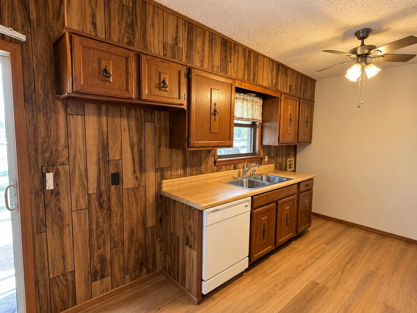Single Family Residence For Sale in Lamar County , 225 Elizabeth Lane, Blossom, Texas 75416, 3 Bedroom, 2 Bathroom, Garage spaces, 1,077 Sqft, built in 1980, mls#21389080, Real Estate Agent in Blossom, Homes For Sale in Lamar county, Homes For Sale in Blossom, Realtor in Blossom Texas, Real Estate Brokerage Independent Realty Texas, Luminita Cordes Realtor