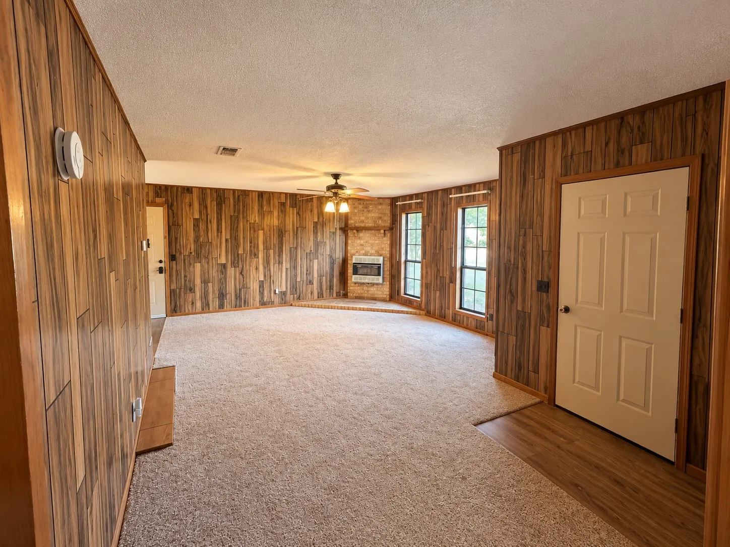 Single Family Residence For Sale in Lamar County , 225 Elizabeth Lane, Blossom, Texas 75416, 3 Bedroom, 2 Bathroom, Garage spaces, 1,077 Sqft, built in 1980, mls#21389080, Real Estate Agent in Blossom, Homes For Sale in Lamar county, Homes For Sale in Blossom, Realtor in Blossom Texas, Real Estate Brokerage Independent Realty Texas, Luminita Cordes Realtor