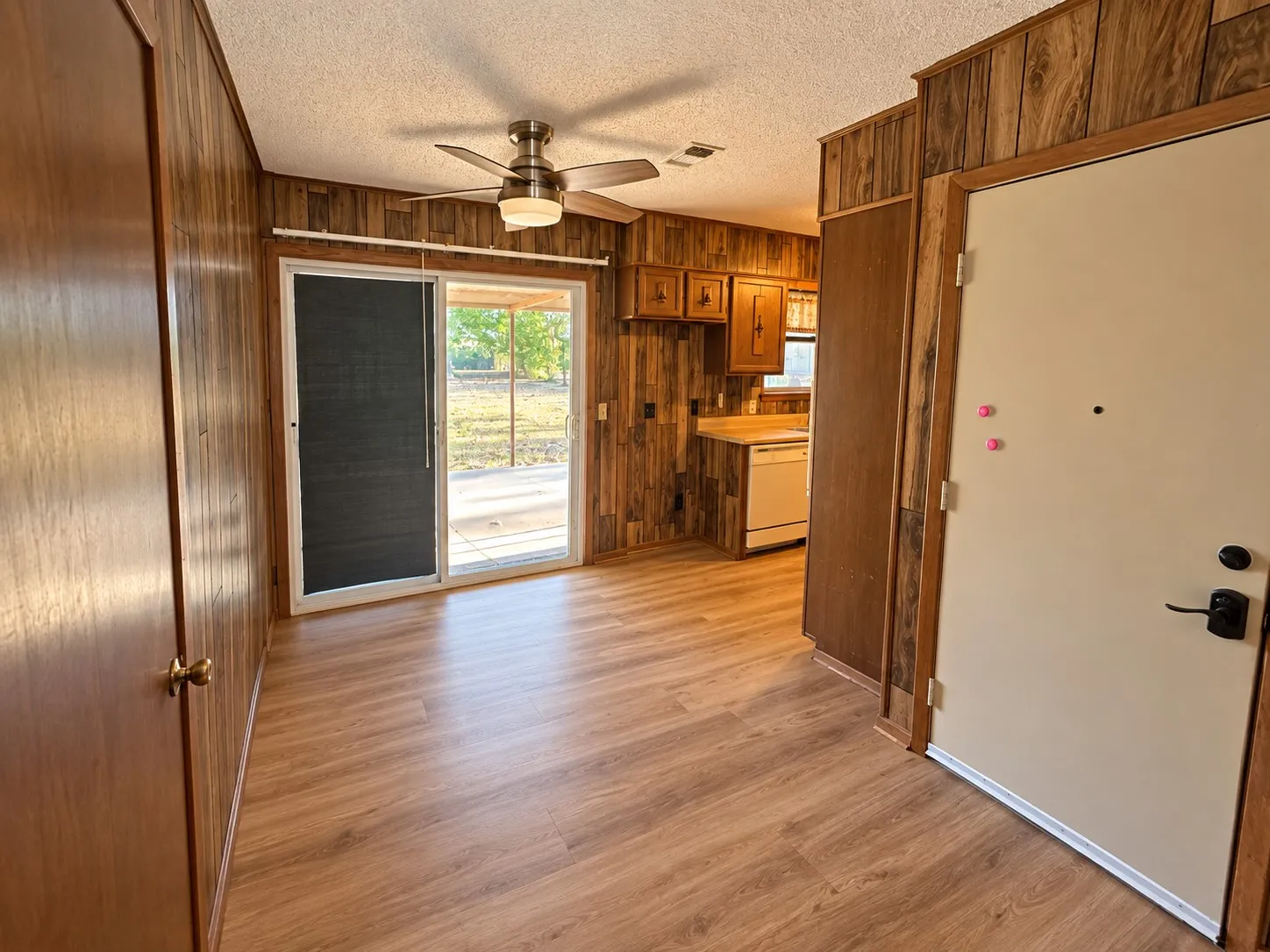 Single Family Residence For Sale in Lamar County , 225 Elizabeth Lane, Blossom, Texas 75416, 3 Bedroom, 2 Bathroom, Garage spaces, 1,077 Sqft, built in 1980, mls#21389080, Real Estate Agent in Blossom, Homes For Sale in Lamar county, Homes For Sale in Blossom, Realtor in Blossom Texas, Real Estate Brokerage Independent Realty Texas, Luminita Cordes Realtor
