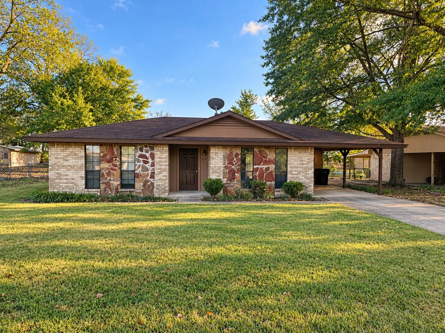 Single Family Residence For Sale in Lamar County , 225 Elizabeth Lane, Blossom, Texas 75416, 3 Bedroom, 2 Bathroom, Garage spaces, 1,077 Sqft, built in 1980, mls#21389080, Real Estate Agent in Blossom, Homes For Sale in Lamar county, Homes For Sale in Blossom, Realtor in Blossom Texas, Real Estate Brokerage Independent Realty Texas, Luminita Cordes Realtor