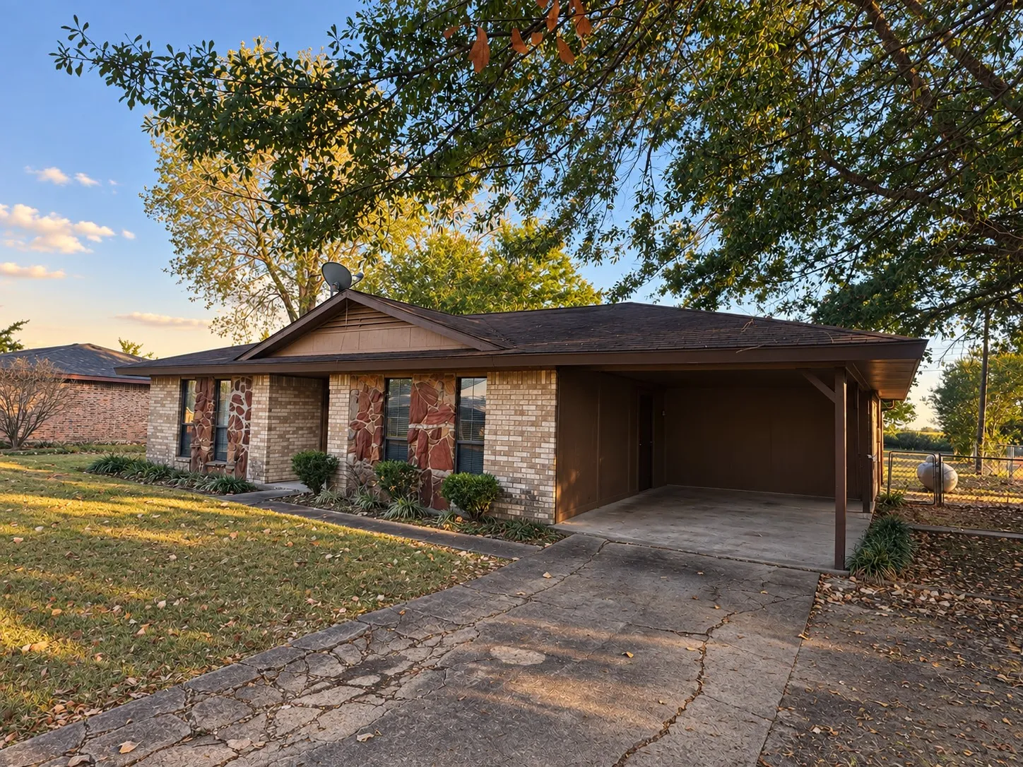 Single Family Residence For Sale in Lamar County , 225 Elizabeth Lane, Blossom, Texas 75416, 3 Bedroom, 2 Bathroom, Garage spaces, 1,077 Sqft, built in 1980, mls#21389080, Real Estate Agent in Blossom, Homes For Sale in Lamar county, Homes For Sale in Blossom, Realtor in Blossom Texas, Real Estate Brokerage Independent Realty Texas, Luminita Cordes Realtor