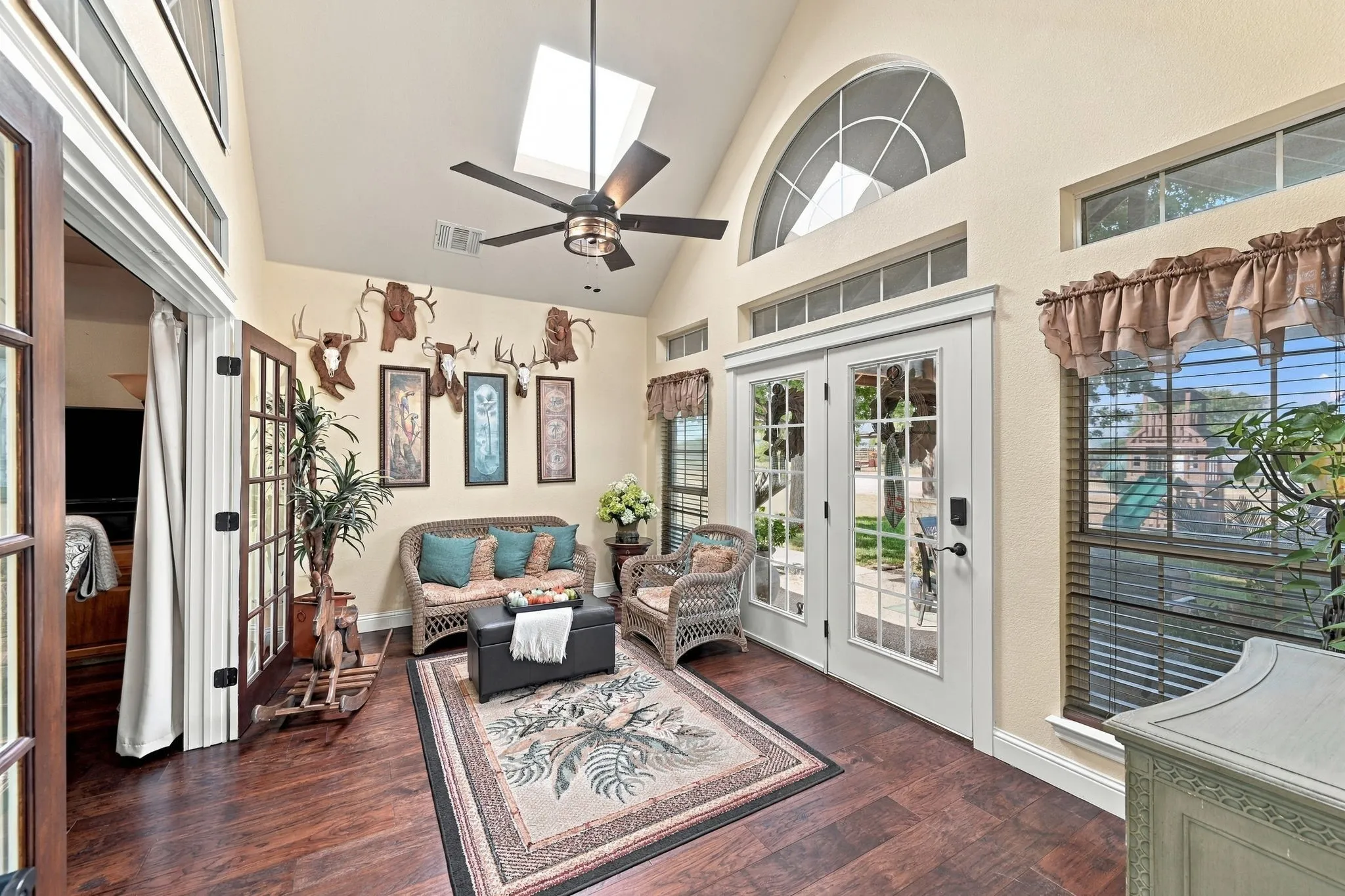 Single Family Residence For Sale in Ellis County , 4218 Fm 66, Waxahachie, Texas 75167, 3 Bedroom, 3 Bathroom, 2 Garage spaces, 2,826 Sqft, built in 2004, mls#21387067, Real Estate Agent in Waxahachie, Homes For Sale in Ellis county, Homes For Sale in Waxahachie, Realtor in Waxahachie Texas, Real Estate Brokerage Independent Realty Texas, Luminita Cordes Realtor
