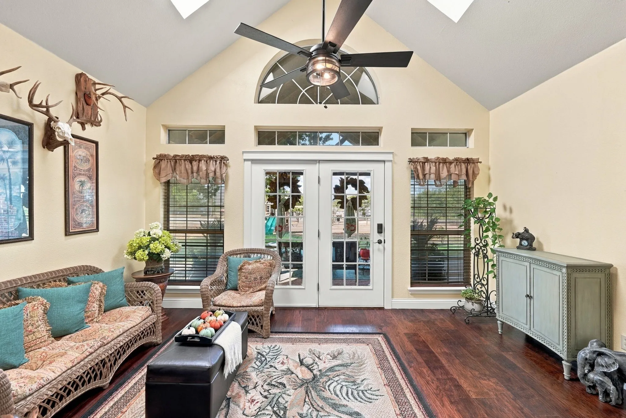 Single Family Residence For Sale in Ellis County , 4218 Fm 66, Waxahachie, Texas 75167, 3 Bedroom, 3 Bathroom, 2 Garage spaces, 2,826 Sqft, built in 2004, mls#21387067, Real Estate Agent in Waxahachie, Homes For Sale in Ellis county, Homes For Sale in Waxahachie, Realtor in Waxahachie Texas, Real Estate Brokerage Independent Realty Texas, Luminita Cordes Realtor