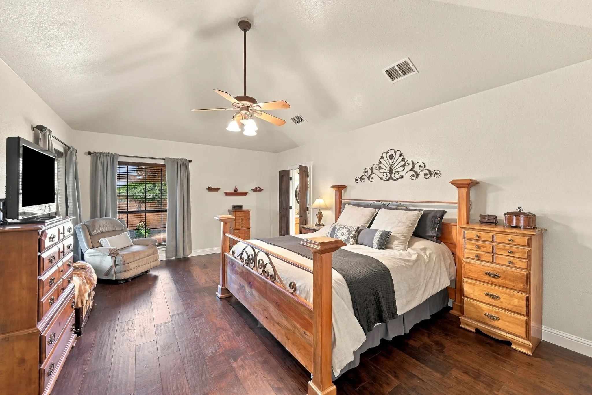 Single Family Residence For Sale in Ellis County , 4218 Fm 66, Waxahachie, Texas 75167, 3 Bedroom, 3 Bathroom, 2 Garage spaces, 2,826 Sqft, built in 2004, mls#21387067, Real Estate Agent in Waxahachie, Homes For Sale in Ellis county, Homes For Sale in Waxahachie, Realtor in Waxahachie Texas, Real Estate Brokerage Independent Realty Texas, Luminita Cordes Realtor
