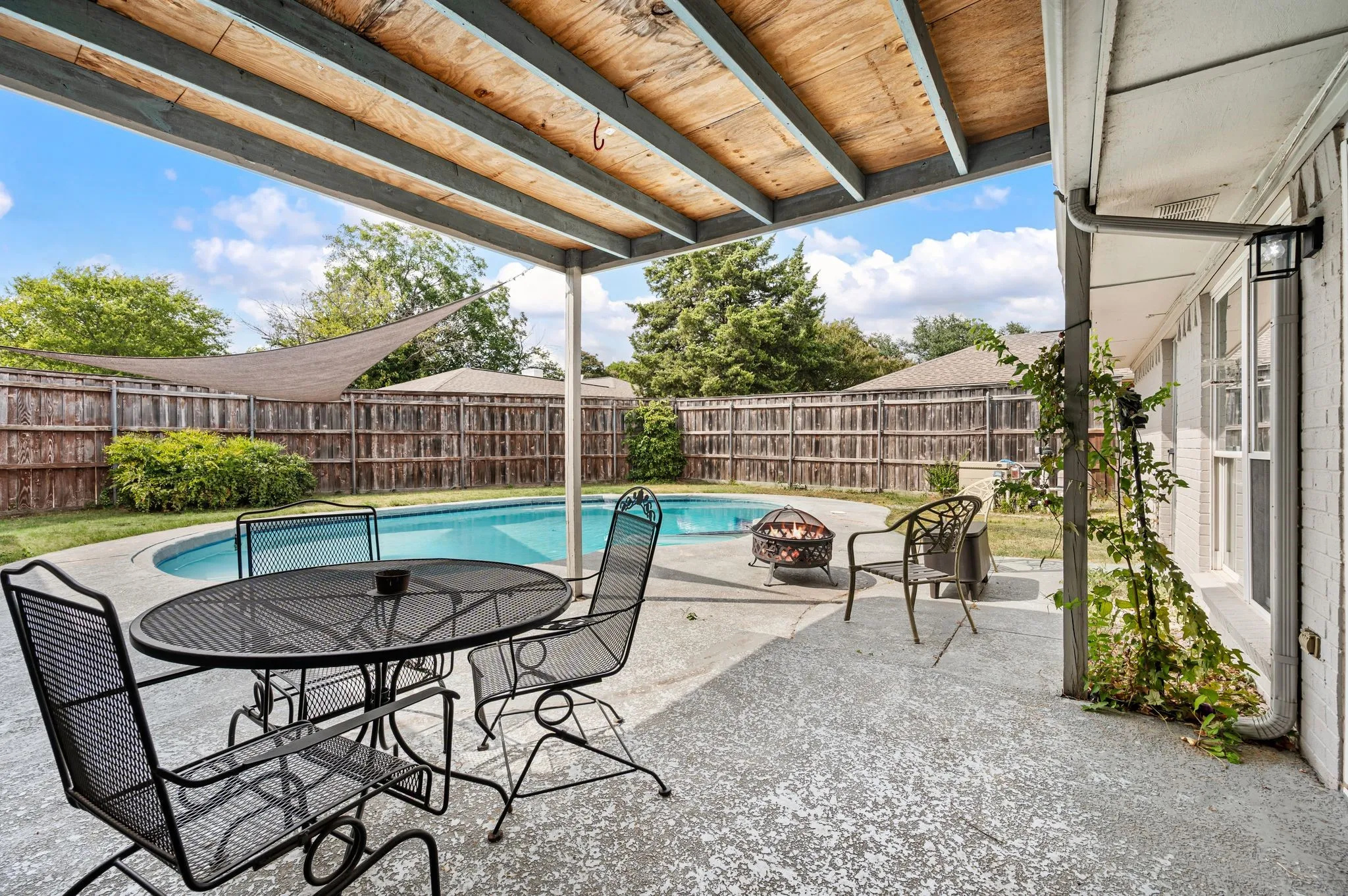 Single Family Residence For Sale in Collin County , 2405 Ridgewood Drive, Plano, Texas 75074, 4 Bedroom, 2 Bathroom, 2 Garage spaces, 2,179 Sqft, built in 1974, mls#21388862, Real Estate Agent in Plano, Homes For Sale in Collin county, Homes For Sale in Plano, Realtor in Plano Texas, Real Estate Brokerage Independent Realty Texas, Luminita Cordes Realtor