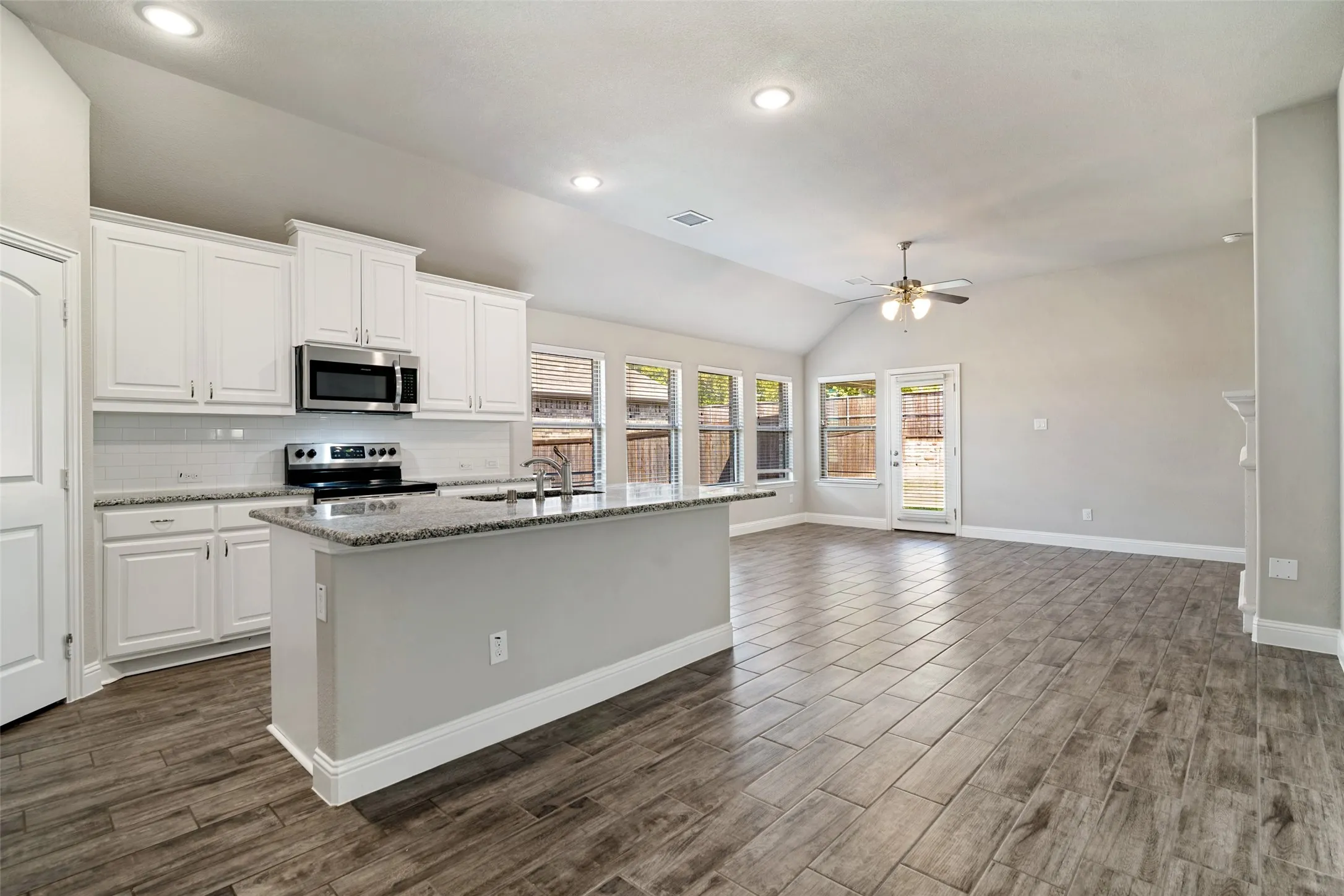 Single Family Residence For Sale in Rockwall County , 211 Jacaranda Drive, Royse City, Texas 75189, 3 Bedroom, 2 Bathroom, 2 Garage spaces, 2,120 Sqft, built in 2020, mls#21389506, Real Estate Agent in Royse City, Homes For Sale in Rockwall county, Homes For Sale in Royse City, Realtor in Royse City Texas, Real Estate Brokerage Independent Realty Texas, Luminita Cordes Realtor