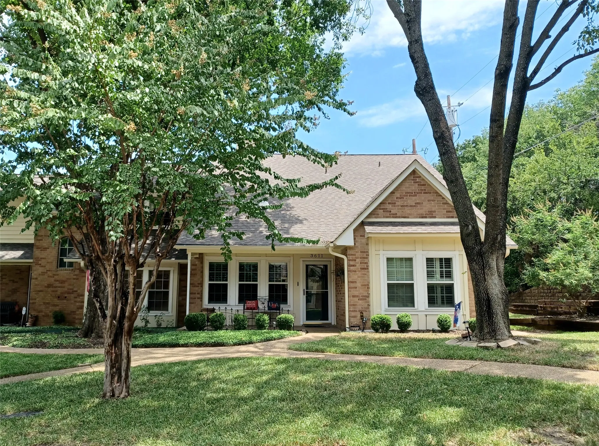 Townhouse For Rent in Tarrant County , 3611 Soft Wind Court, Grapevine, Texas 76051, 2 Bedroom, 4 Bathroom, 2 Garage spaces, 2,052 Sqft, built in 1985, mls#21389592, Real Estate Agent in Grapevine, Homes For Rent in Tarrant county, Homes For Rent in Grapevine, Realtor in Grapevine Texas, Real Estate Brokerage Independent Realty Texas, Luminita Cordes Realtor