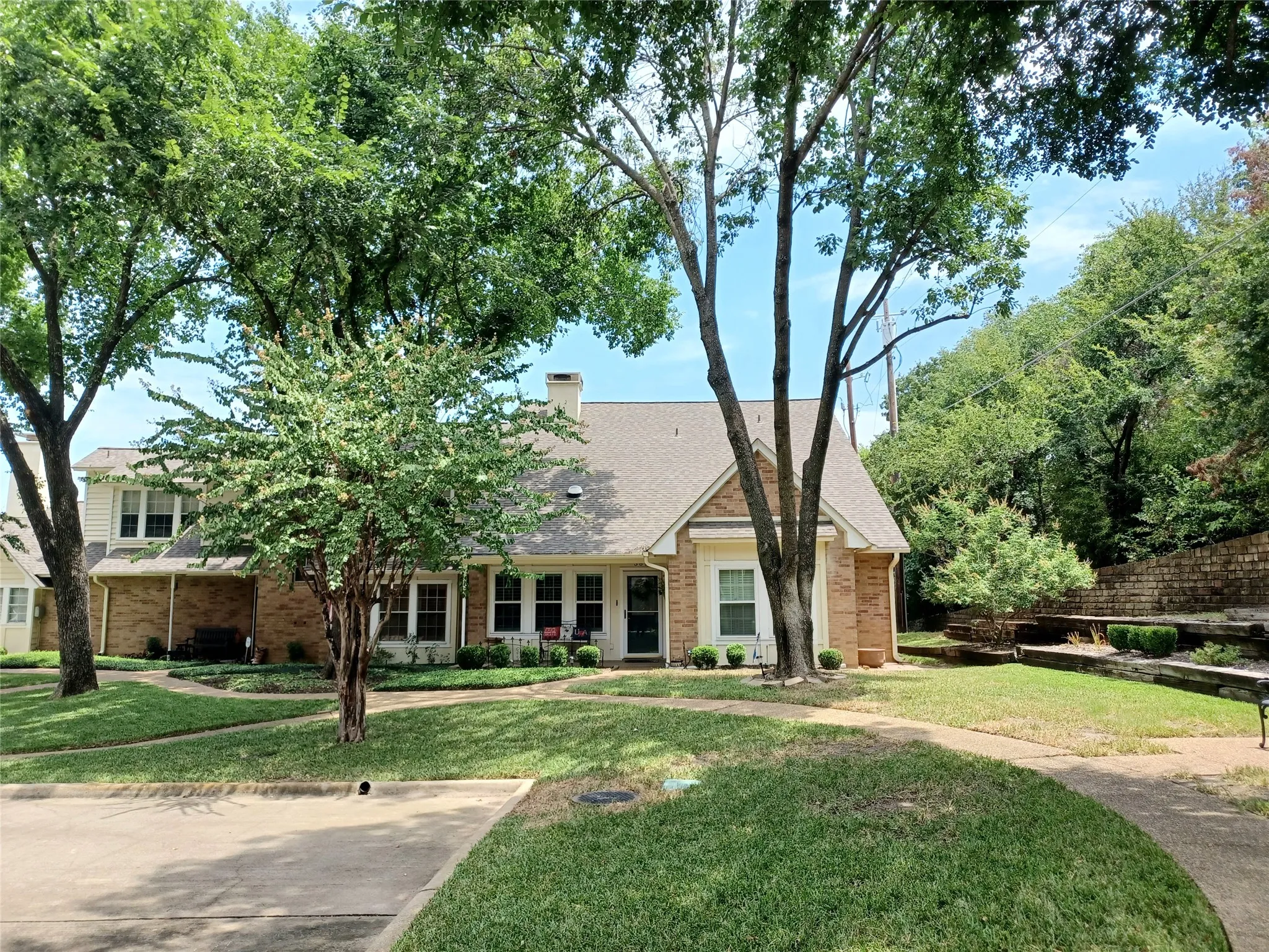 Townhouse For Rent in Tarrant County , 3611 Soft Wind Court, Grapevine, Texas 76051, 2 Bedroom, 4 Bathroom, 2 Garage spaces, 2,052 Sqft, built in 1985, mls#21389592, Real Estate Agent in Grapevine, Homes For Rent in Tarrant county, Homes For Rent in Grapevine, Realtor in Grapevine Texas, Real Estate Brokerage Independent Realty Texas, Luminita Cordes Realtor