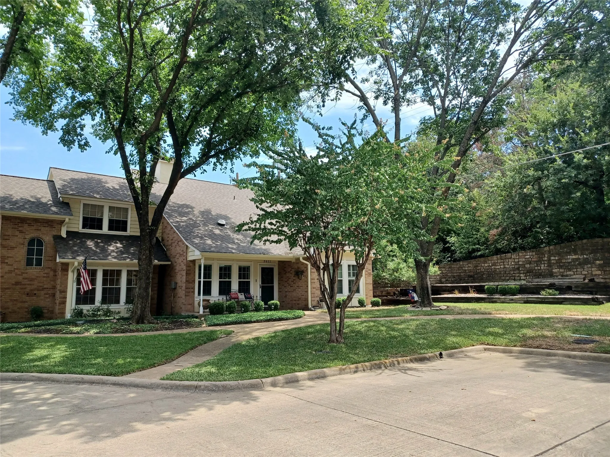 Townhouse For Rent in Tarrant County , 3611 Soft Wind Court, Grapevine, Texas 76051, 2 Bedroom, 4 Bathroom, 2 Garage spaces, 2,052 Sqft, built in 1985, mls#21389592, Real Estate Agent in Grapevine, Homes For Rent in Tarrant county, Homes For Rent in Grapevine, Realtor in Grapevine Texas, Real Estate Brokerage Independent Realty Texas, Luminita Cordes Realtor
