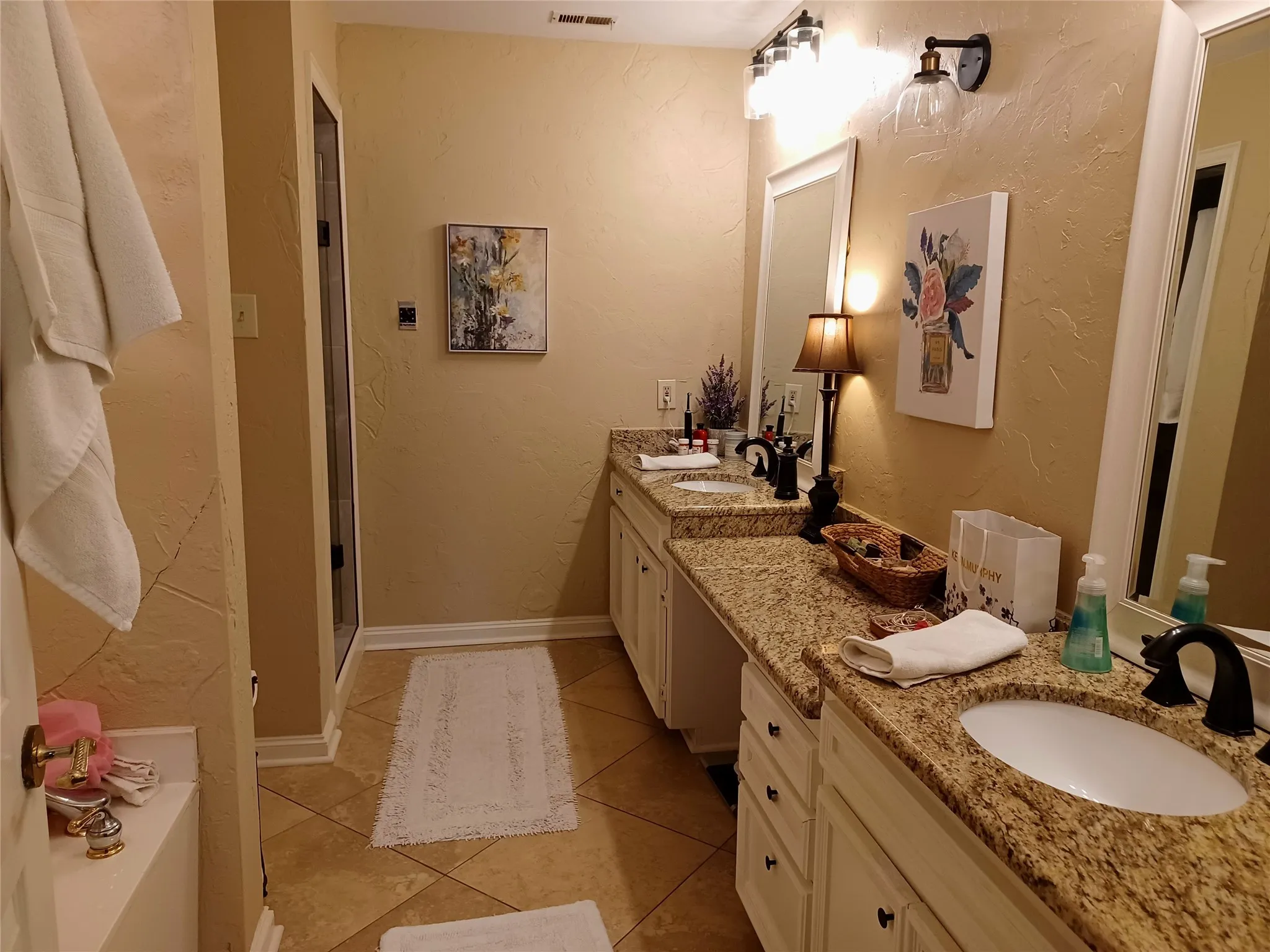 Townhouse For Rent in Tarrant County , 3611 Soft Wind Court, Grapevine, Texas 76051, 2 Bedroom, 4 Bathroom, 2 Garage spaces, 2,052 Sqft, built in 1985, mls#21389592, Real Estate Agent in Grapevine, Homes For Rent in Tarrant county, Homes For Rent in Grapevine, Realtor in Grapevine Texas, Real Estate Brokerage Independent Realty Texas, Luminita Cordes Realtor