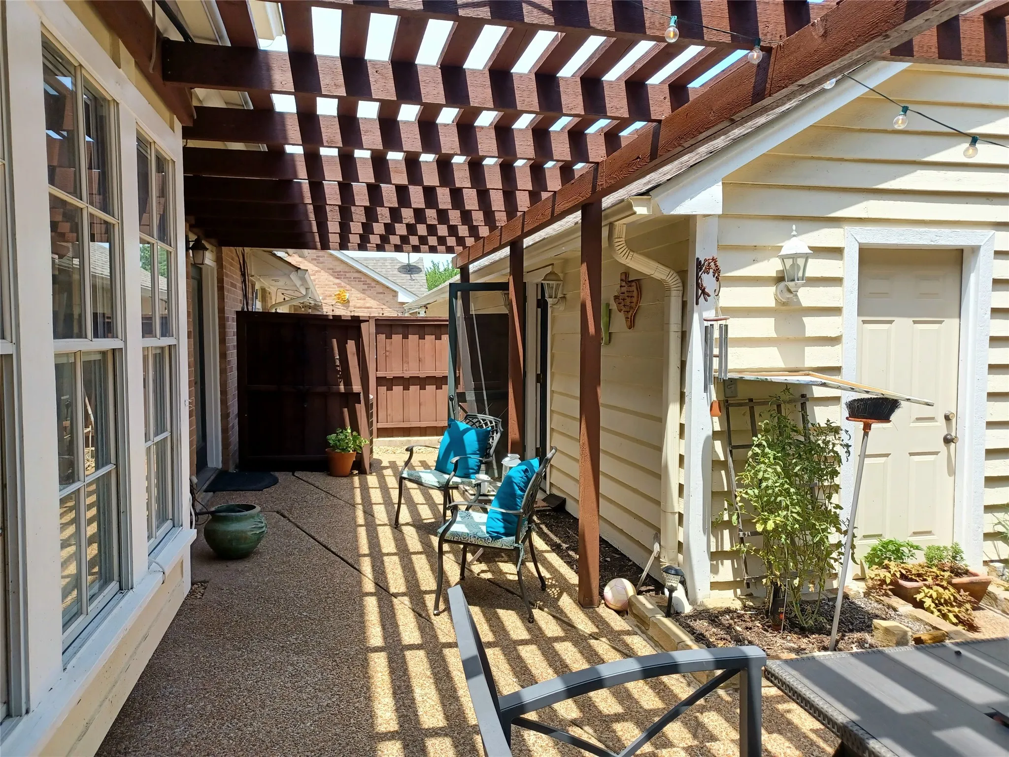 Townhouse For Rent in Tarrant County , 3611 Soft Wind Court, Grapevine, Texas 76051, 2 Bedroom, 4 Bathroom, 2 Garage spaces, 2,052 Sqft, built in 1985, mls#21389592, Real Estate Agent in Grapevine, Homes For Rent in Tarrant county, Homes For Rent in Grapevine, Realtor in Grapevine Texas, Real Estate Brokerage Independent Realty Texas, Luminita Cordes Realtor