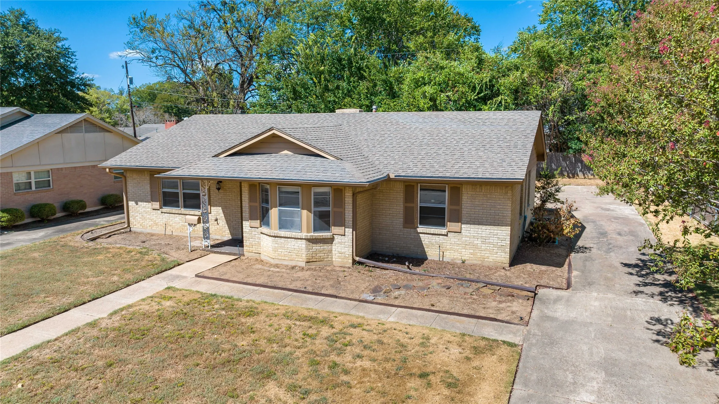 Single Family Residence For Sale in Lamar County , 2975 Abbott, Paris, Texas 75460, 3 Bedroom, 2 Bathroom, Garage spaces, 1,505 Sqft, built in 1966, mls#21389606, Real Estate Agent in Paris, Homes For Sale in Lamar county, Homes For Sale in Paris, Realtor in Paris Texas, Real Estate Brokerage Independent Realty Texas, Luminita Cordes Realtor