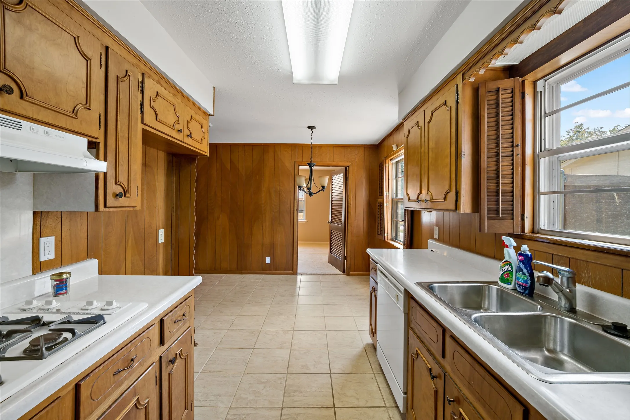 Single Family Residence For Sale in Lamar County , 2975 Abbott, Paris, Texas 75460, 3 Bedroom, 2 Bathroom, Garage spaces, 1,505 Sqft, built in 1966, mls#21389606, Real Estate Agent in Paris, Homes For Sale in Lamar county, Homes For Sale in Paris, Realtor in Paris Texas, Real Estate Brokerage Independent Realty Texas, Luminita Cordes Realtor