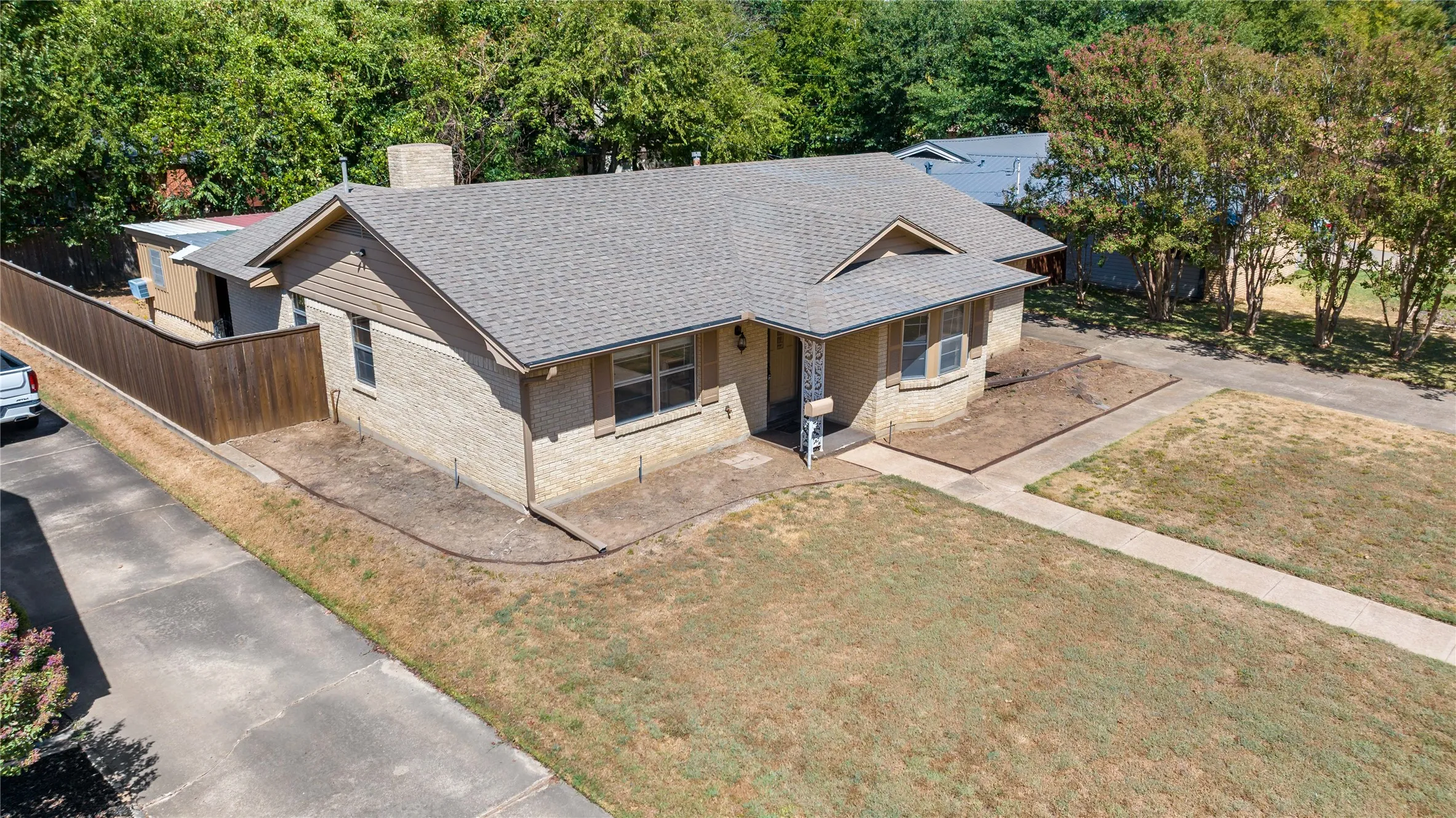 Single Family Residence For Sale in Lamar County , 2975 Abbott, Paris, Texas 75460, 3 Bedroom, 2 Bathroom, Garage spaces, 1,505 Sqft, built in 1966, mls#21389606, Real Estate Agent in Paris, Homes For Sale in Lamar county, Homes For Sale in Paris, Realtor in Paris Texas, Real Estate Brokerage Independent Realty Texas, Luminita Cordes Realtor