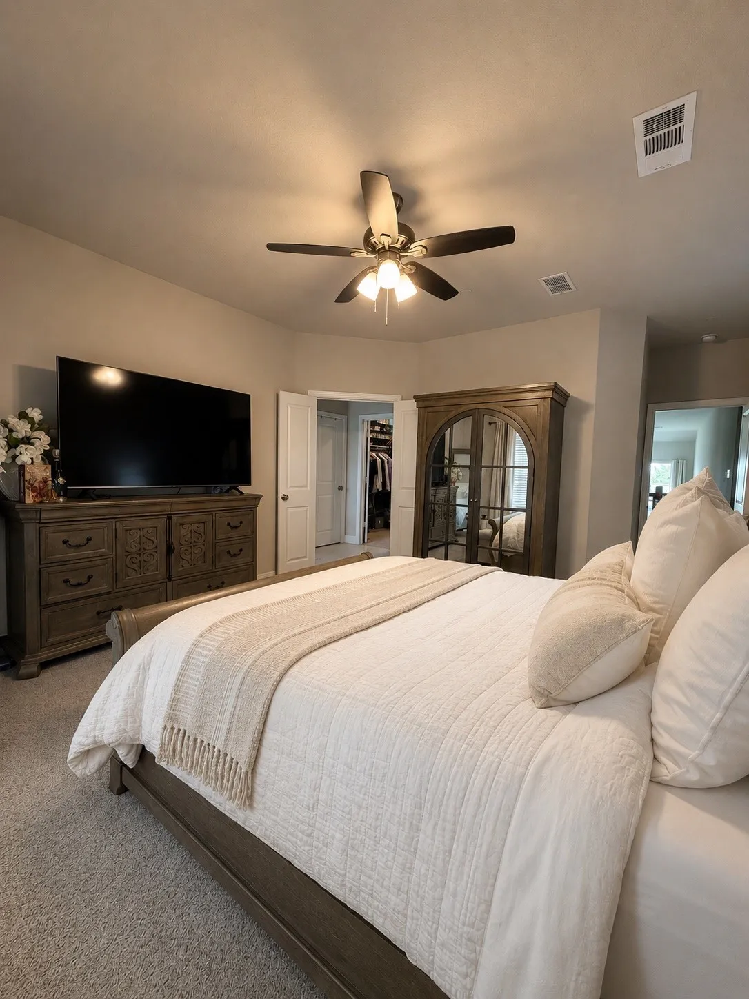 Ceiling fan with integrated lighting
