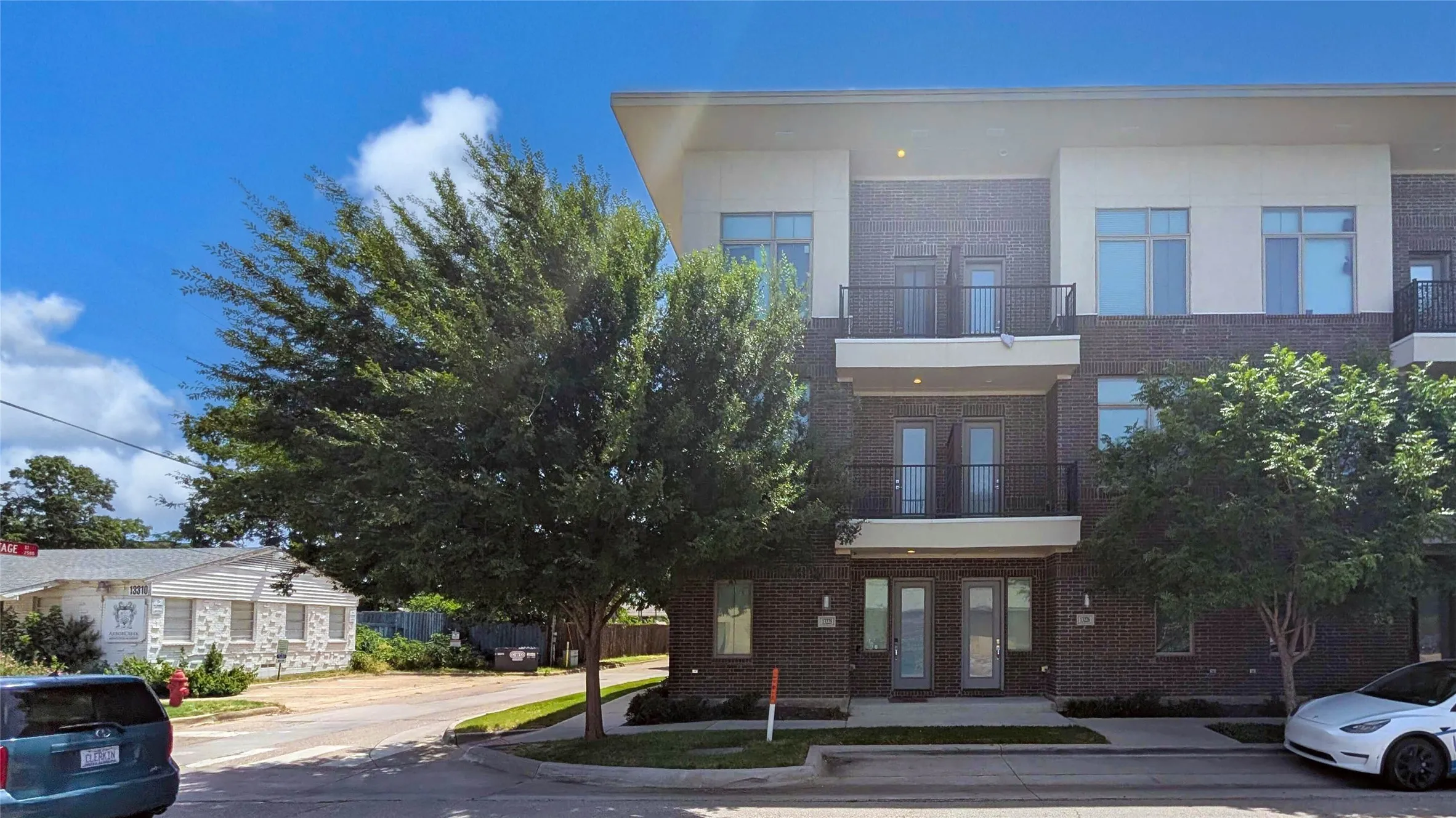 Townhouse For Sale in Dallas County , 13228 Bee Street, Farmers Branch, Texas 75234, 3 Bedroom, 4 Bathroom, 2 Garage spaces, 1,937 Sqft, built in 2017, mls#21389213, Real Estate Agent in Farmers Branch, Homes For Sale in Dallas county, Homes For Sale in Farmers Branch, Realtor in Farmers Branch Texas, Real Estate Brokerage Independent Realty Texas, Luminita Cordes Realtor