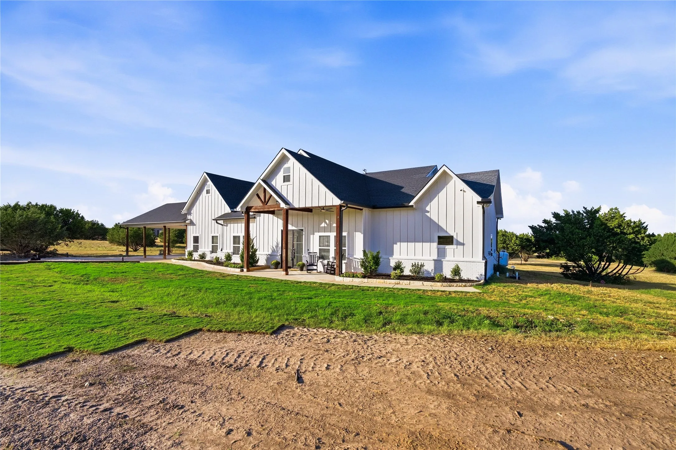 Single Family Residence For Sale in Johnson County , 1045 Augustus Court, Rio Vista, Texas 76093, 4 Bedroom, 3 Bathroom, Garage spaces, 2,577 Sqft, built in 2022, mls#21389588, Real Estate Agent in Rio Vista, Homes For Sale in Johnson county, Homes For Sale in Rio Vista, Realtor in Rio Vista Texas, Real Estate Brokerage Independent Realty Texas, Luminita Cordes Realtor