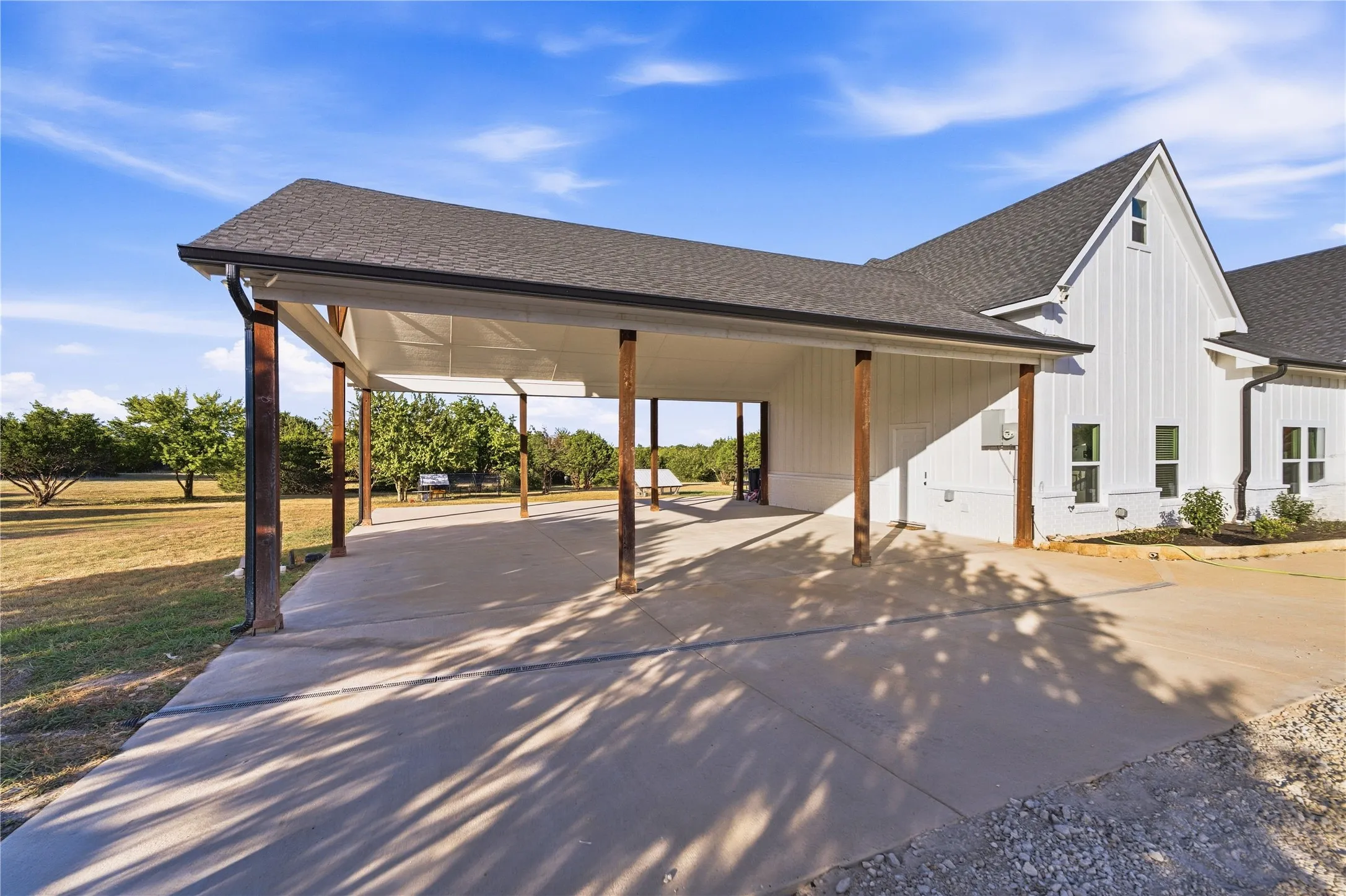 Single Family Residence For Sale in Johnson County , 1045 Augustus Court, Rio Vista, Texas 76093, 4 Bedroom, 3 Bathroom, Garage spaces, 2,577 Sqft, built in 2022, mls#21389588, Real Estate Agent in Rio Vista, Homes For Sale in Johnson county, Homes For Sale in Rio Vista, Realtor in Rio Vista Texas, Real Estate Brokerage Independent Realty Texas, Luminita Cordes Realtor