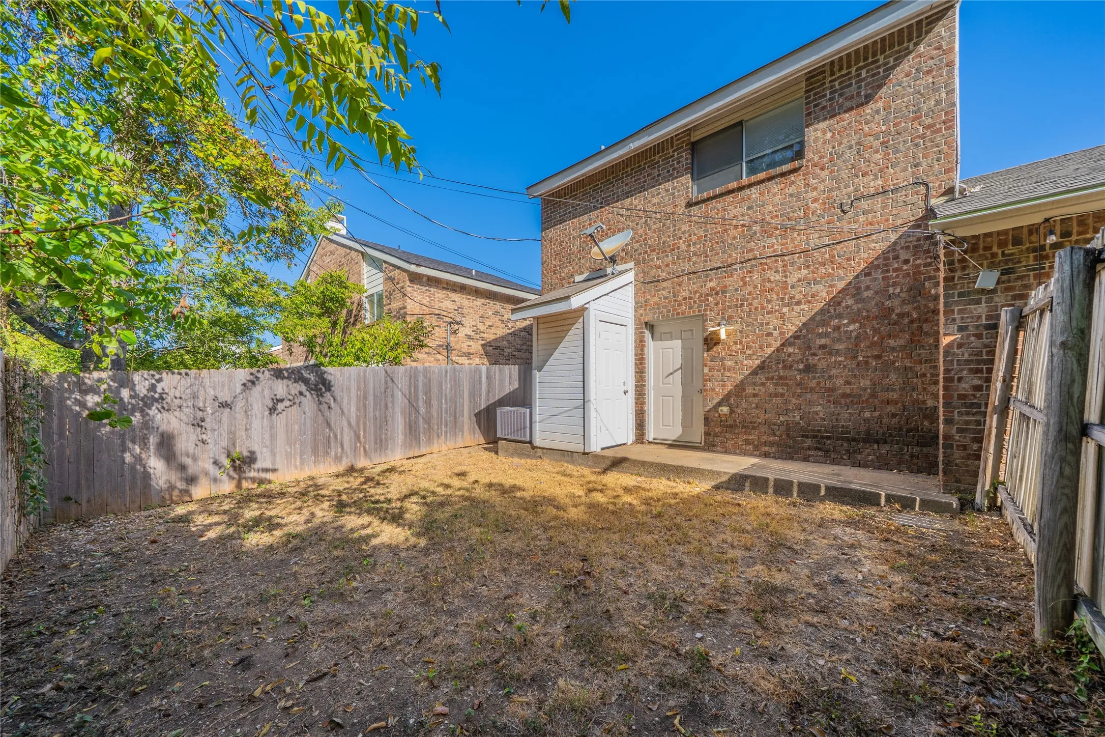 Townhouse For Sale in Dallas County , 122 Country Bend, Duncanville, Texas 75137, 2 Bedroom, 2 Bathroom, Garage spaces, 1,200 Sqft, built in 1983, mls#21389599, Real Estate Agent in Duncanville, Homes For Sale in Dallas county, Homes For Sale in Duncanville, Realtor in Duncanville Texas, Real Estate Brokerage Independent Realty Texas, Luminita Cordes Realtor