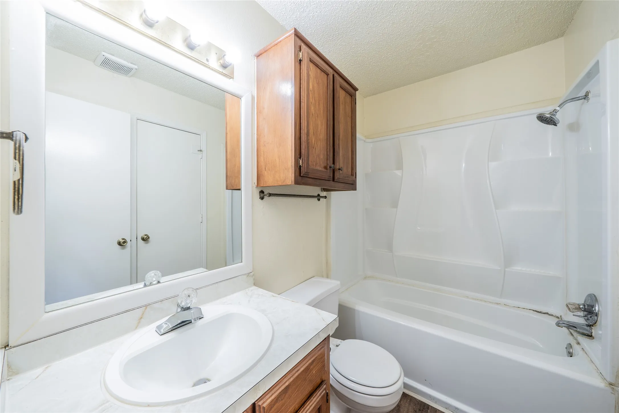Townhouse For Sale in Dallas County , 122 Country Bend, Duncanville, Texas 75137, 2 Bedroom, 2 Bathroom, Garage spaces, 1,200 Sqft, built in 1983, mls#21389599, Real Estate Agent in Duncanville, Homes For Sale in Dallas county, Homes For Sale in Duncanville, Realtor in Duncanville Texas, Real Estate Brokerage Independent Realty Texas, Luminita Cordes Realtor