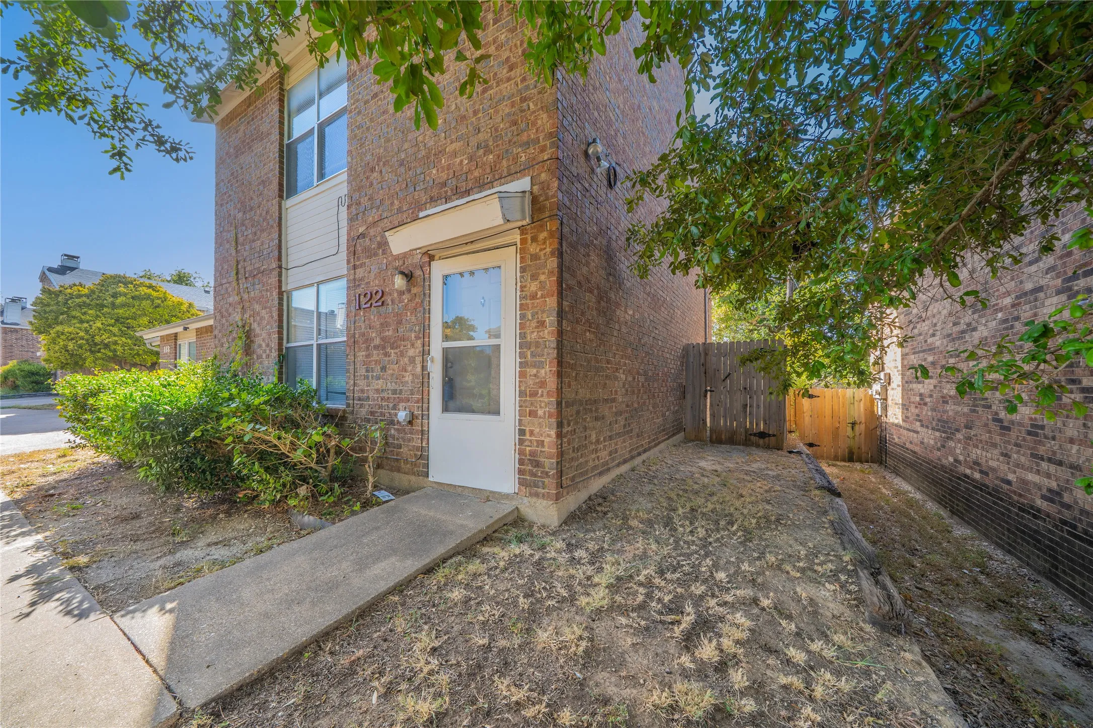Townhouse For Sale in Dallas County , 122 Country Bend, Duncanville, Texas 75137, 2 Bedroom, 2 Bathroom, Garage spaces, 1,200 Sqft, built in 1983, mls#21389599, Real Estate Agent in Duncanville, Homes For Sale in Dallas county, Homes For Sale in Duncanville, Realtor in Duncanville Texas, Real Estate Brokerage Independent Realty Texas, Luminita Cordes Realtor