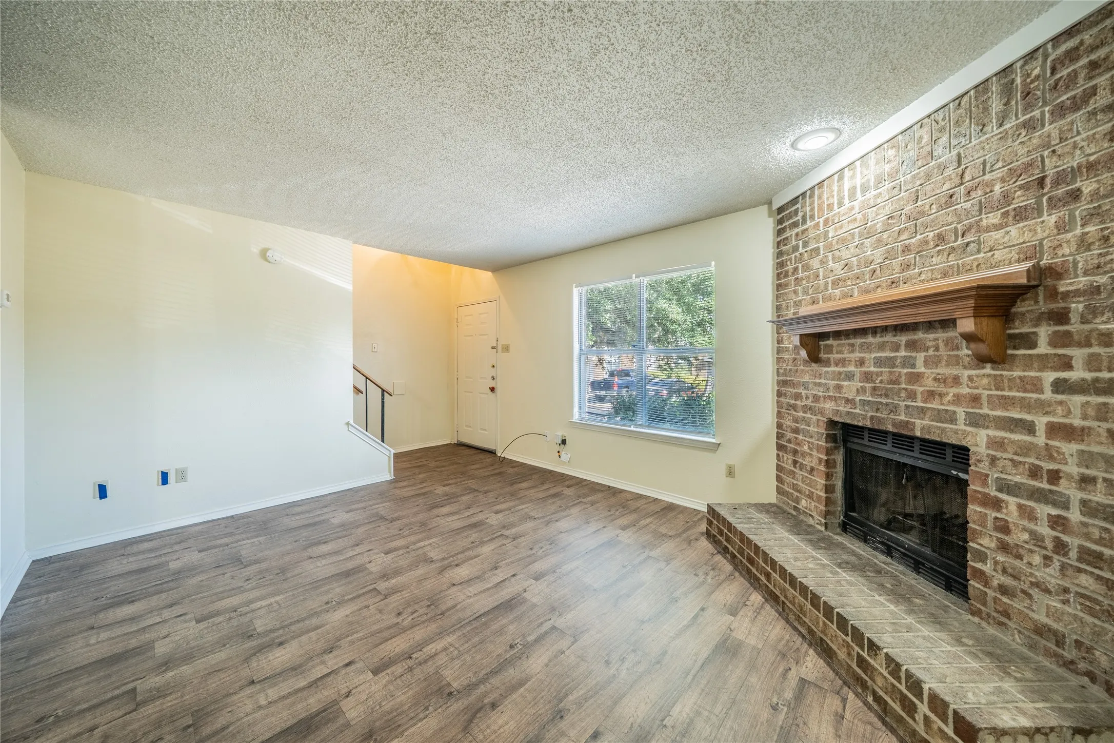Townhouse For Sale in Dallas County , 122 Country Bend, Duncanville, Texas 75137, 2 Bedroom, 2 Bathroom, Garage spaces, 1,200 Sqft, built in 1983, mls#21389599, Real Estate Agent in Duncanville, Homes For Sale in Dallas county, Homes For Sale in Duncanville, Realtor in Duncanville Texas, Real Estate Brokerage Independent Realty Texas, Luminita Cordes Realtor