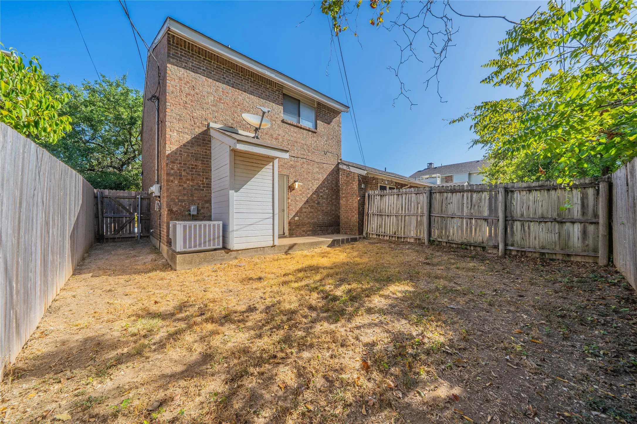 Townhouse For Sale in Dallas County , 122 Country Bend, Duncanville, Texas 75137, 2 Bedroom, 2 Bathroom, Garage spaces, 1,200 Sqft, built in 1983, mls#21389599, Real Estate Agent in Duncanville, Homes For Sale in Dallas county, Homes For Sale in Duncanville, Realtor in Duncanville Texas, Real Estate Brokerage Independent Realty Texas, Luminita Cordes Realtor