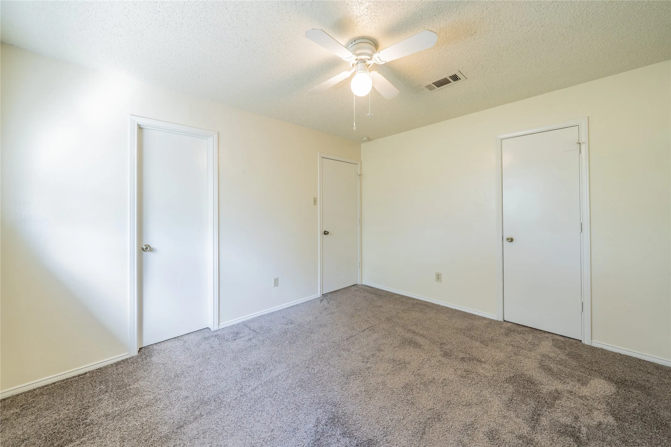 Townhouse For Sale in Dallas County , 122 Country Bend, Duncanville, Texas 75137, 2 Bedroom, 2 Bathroom, Garage spaces, 1,200 Sqft, built in 1983, mls#21389599, Real Estate Agent in Duncanville, Homes For Sale in Dallas county, Homes For Sale in Duncanville, Realtor in Duncanville Texas, Real Estate Brokerage Independent Realty Texas, Luminita Cordes Realtor