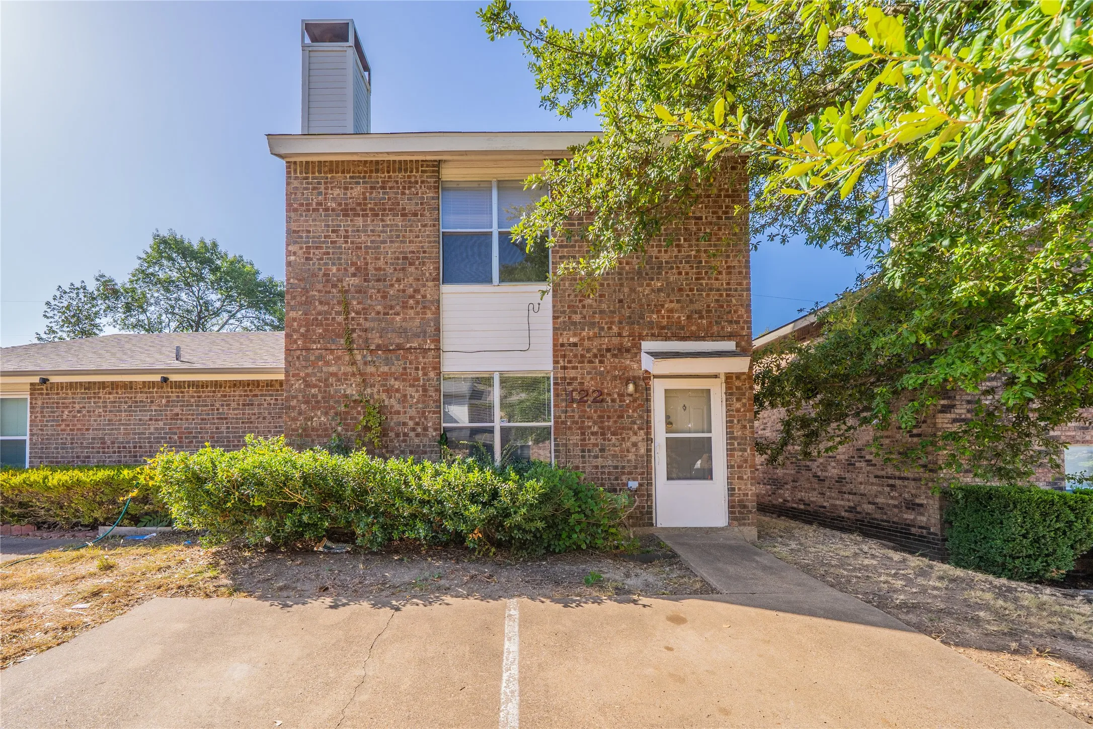 Townhouse For Sale in Dallas County , 122 Country Bend, Duncanville, Texas 75137, 2 Bedroom, 2 Bathroom, Garage spaces, 1,200 Sqft, built in 1983, mls#21389599, Real Estate Agent in Duncanville, Homes For Sale in Dallas county, Homes For Sale in Duncanville, Realtor in Duncanville Texas, Real Estate Brokerage Independent Realty Texas, Luminita Cordes Realtor
