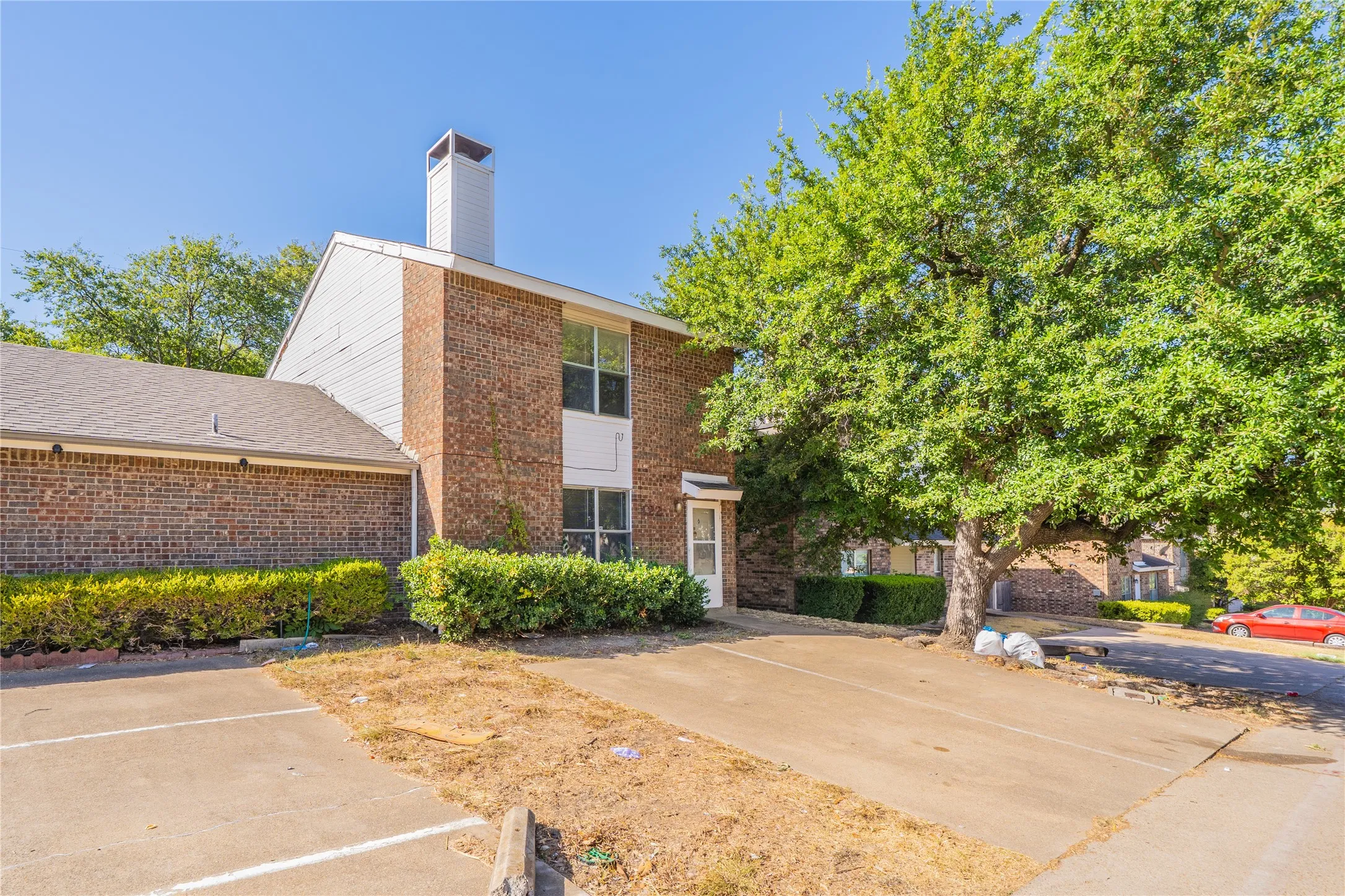 Townhouse For Sale in Dallas County , 122 Country Bend, Duncanville, Texas 75137, 2 Bedroom, 2 Bathroom, Garage spaces, 1,200 Sqft, built in 1983, mls#21389599, Real Estate Agent in Duncanville, Homes For Sale in Dallas county, Homes For Sale in Duncanville, Realtor in Duncanville Texas, Real Estate Brokerage Independent Realty Texas, Luminita Cordes Realtor