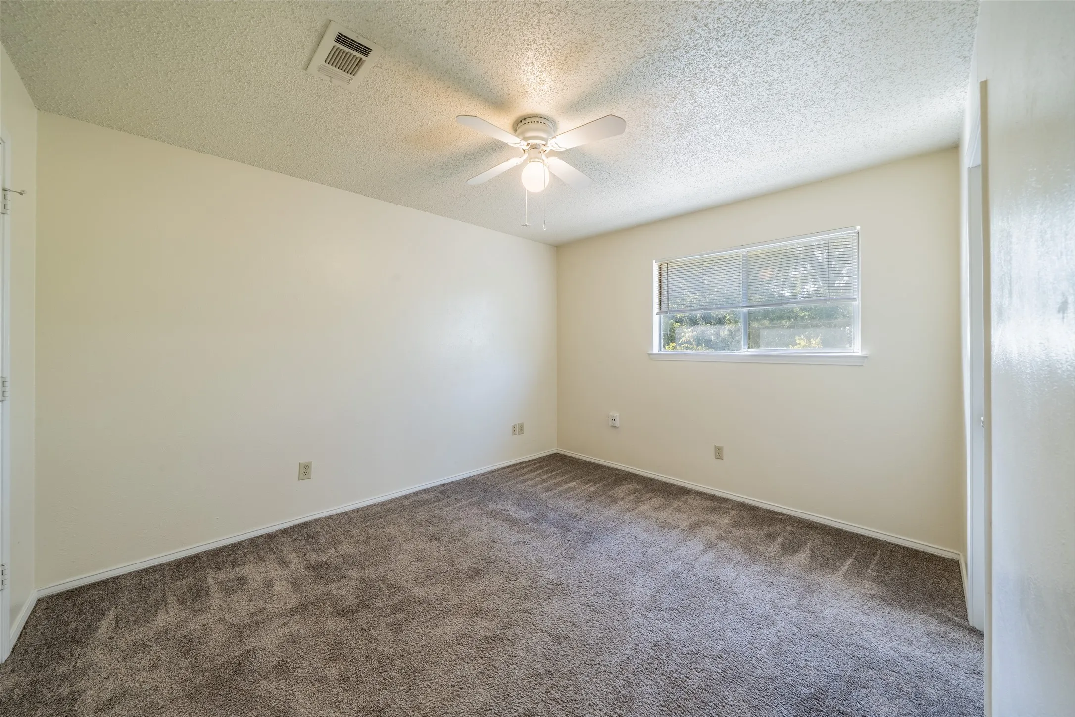 Townhouse For Sale in Dallas County , 122 Country Bend, Duncanville, Texas 75137, 2 Bedroom, 2 Bathroom, Garage spaces, 1,200 Sqft, built in 1983, mls#21389599, Real Estate Agent in Duncanville, Homes For Sale in Dallas county, Homes For Sale in Duncanville, Realtor in Duncanville Texas, Real Estate Brokerage Independent Realty Texas, Luminita Cordes Realtor