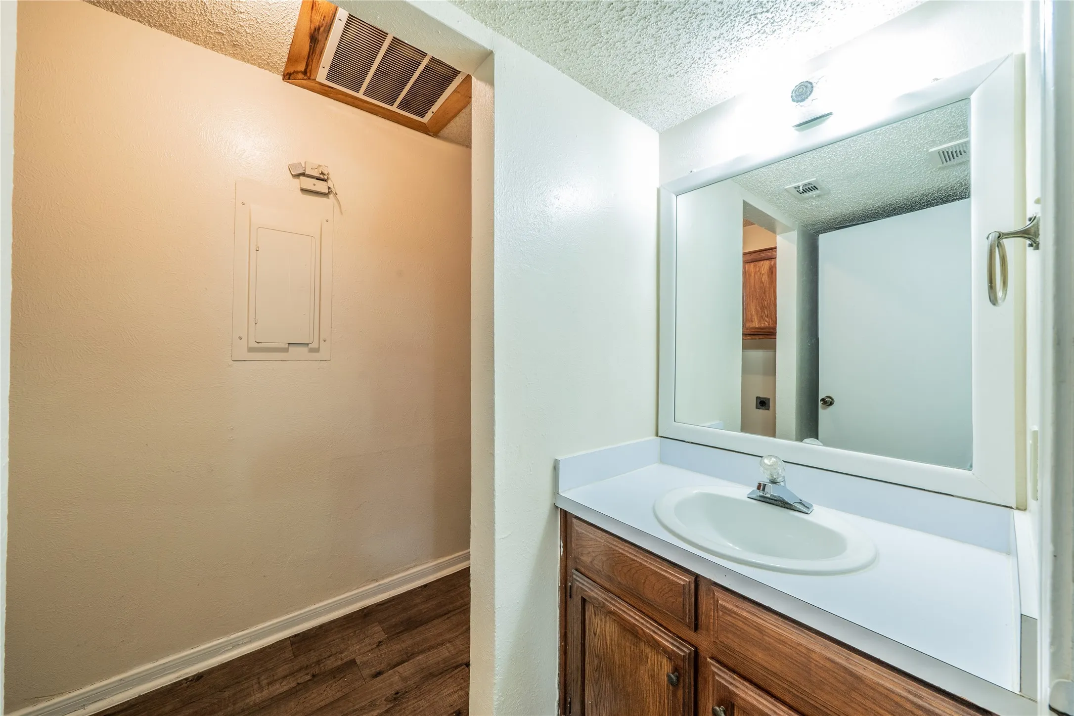 Townhouse For Sale in Dallas County , 122 Country Bend, Duncanville, Texas 75137, 2 Bedroom, 2 Bathroom, Garage spaces, 1,200 Sqft, built in 1983, mls#21389599, Real Estate Agent in Duncanville, Homes For Sale in Dallas county, Homes For Sale in Duncanville, Realtor in Duncanville Texas, Real Estate Brokerage Independent Realty Texas, Luminita Cordes Realtor