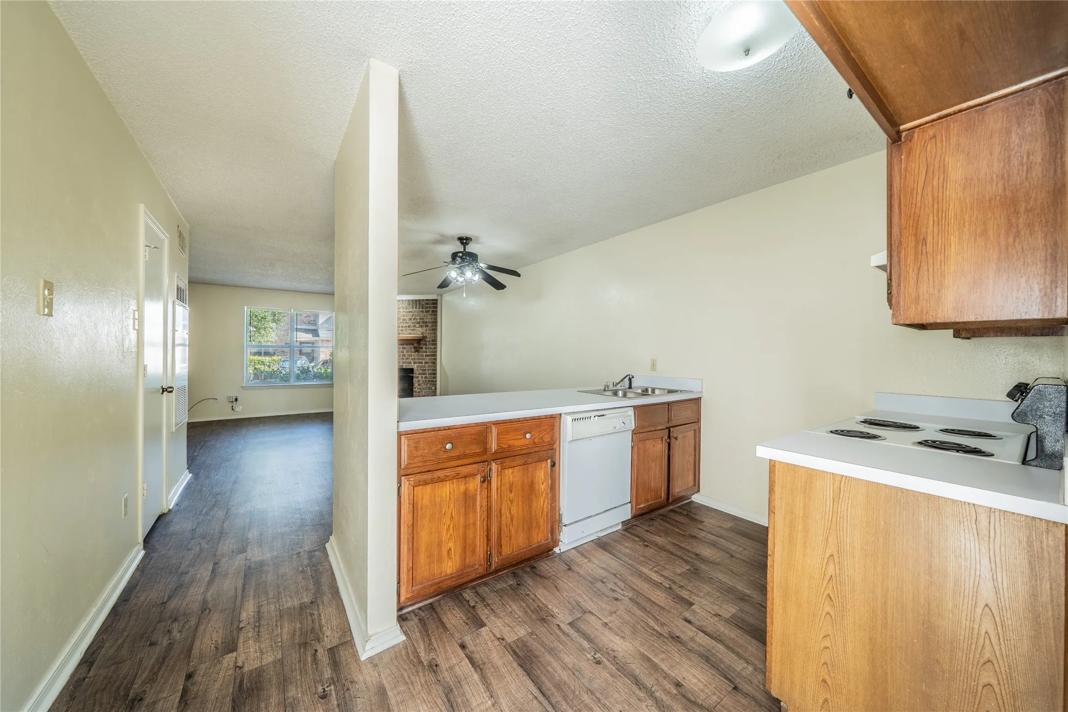 Townhouse For Sale in Dallas County , 122 Country Bend, Duncanville, Texas 75137, 2 Bedroom, 2 Bathroom, Garage spaces, 1,200 Sqft, built in 1983, mls#21389599, Real Estate Agent in Duncanville, Homes For Sale in Dallas county, Homes For Sale in Duncanville, Realtor in Duncanville Texas, Real Estate Brokerage Independent Realty Texas, Luminita Cordes Realtor