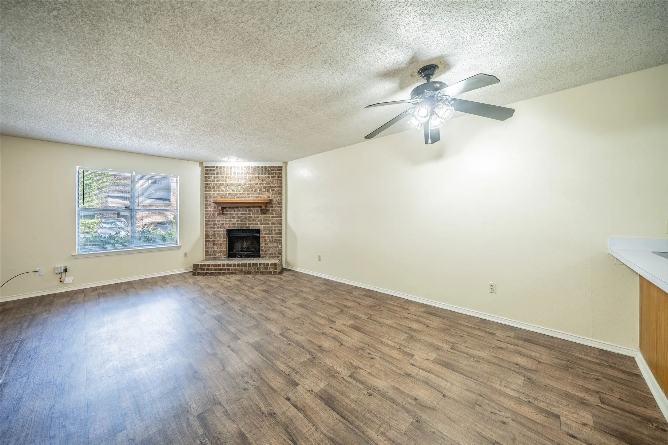 Townhouse For Sale in Dallas County , 122 Country Bend, Duncanville, Texas 75137, 2 Bedroom, 2 Bathroom, Garage spaces, 1,200 Sqft, built in 1983, mls#21389599, Real Estate Agent in Duncanville, Homes For Sale in Dallas county, Homes For Sale in Duncanville, Realtor in Duncanville Texas, Real Estate Brokerage Independent Realty Texas, Luminita Cordes Realtor