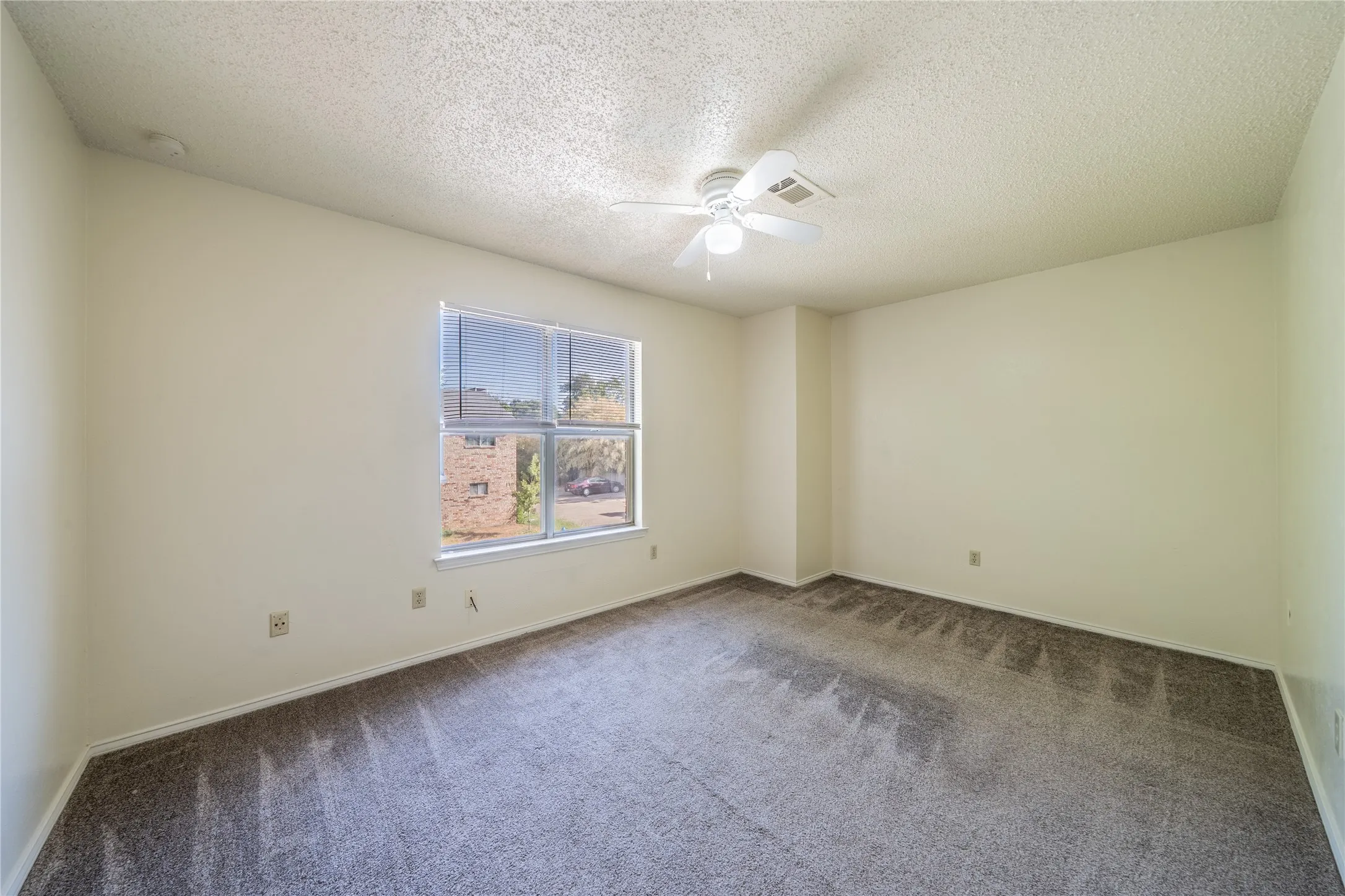 Townhouse For Sale in Dallas County , 122 Country Bend, Duncanville, Texas 75137, 2 Bedroom, 2 Bathroom, Garage spaces, 1,200 Sqft, built in 1983, mls#21389599, Real Estate Agent in Duncanville, Homes For Sale in Dallas county, Homes For Sale in Duncanville, Realtor in Duncanville Texas, Real Estate Brokerage Independent Realty Texas, Luminita Cordes Realtor