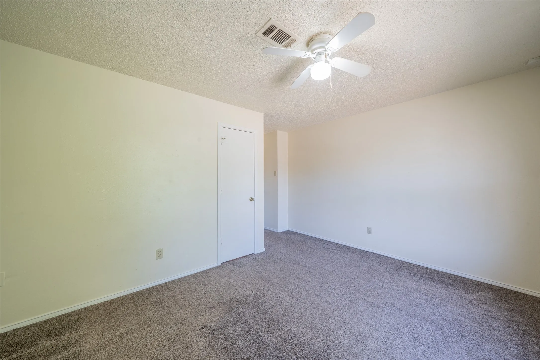 Townhouse For Sale in Dallas County , 122 Country Bend, Duncanville, Texas 75137, 2 Bedroom, 2 Bathroom, Garage spaces, 1,200 Sqft, built in 1983, mls#21389599, Real Estate Agent in Duncanville, Homes For Sale in Dallas county, Homes For Sale in Duncanville, Realtor in Duncanville Texas, Real Estate Brokerage Independent Realty Texas, Luminita Cordes Realtor