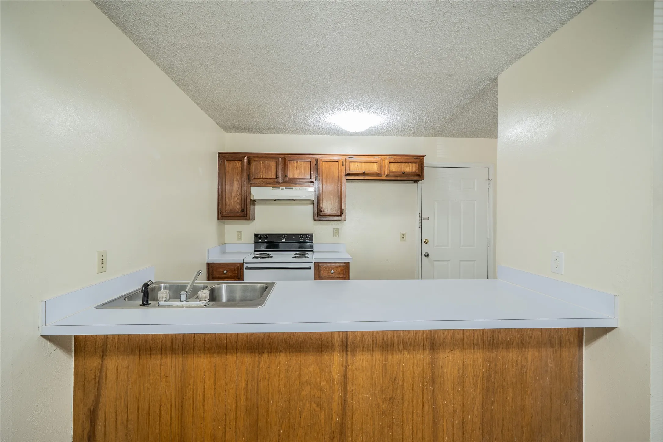 Townhouse For Sale in Dallas County , 122 Country Bend, Duncanville, Texas 75137, 2 Bedroom, 2 Bathroom, Garage spaces, 1,200 Sqft, built in 1983, mls#21389599, Real Estate Agent in Duncanville, Homes For Sale in Dallas county, Homes For Sale in Duncanville, Realtor in Duncanville Texas, Real Estate Brokerage Independent Realty Texas, Luminita Cordes Realtor